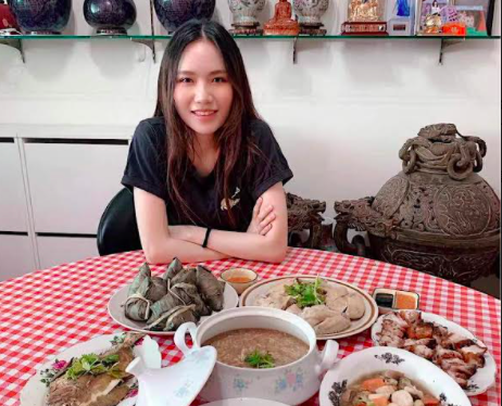 文慧如的媽媽準備了滿桌美食迎接女兒歸來。（華研國際提供）