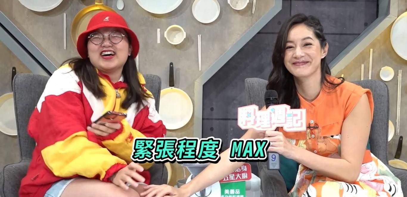 Janet謝怡芬（右）錄影空檔接受小編訪問，因對方過度緊張，她伸手摸大腿安撫。（《料理之王2》提供）