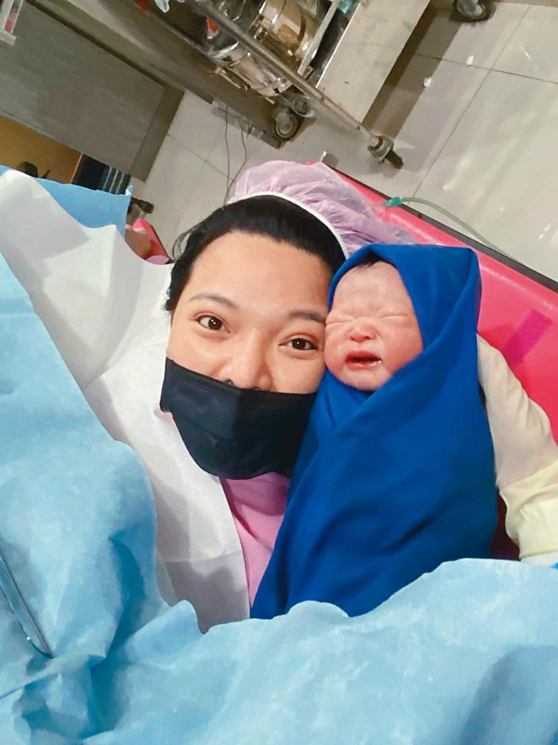 小甜甜上週五平安生下女兒「米苔目」。（小甜甜提供）