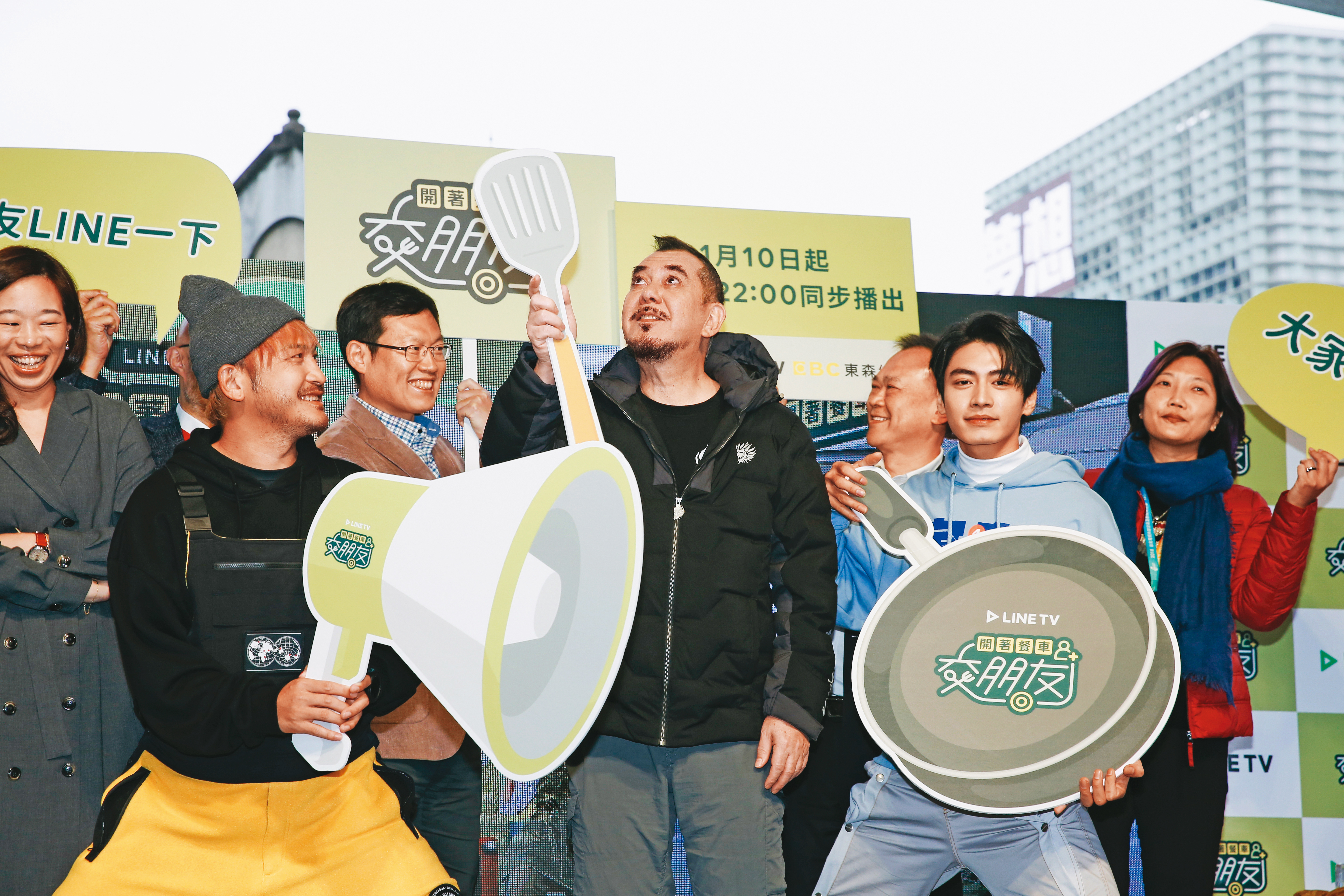 黃秋生(左三)、KID(左一)、宋柏緯(右二)主持的《開著餐車交朋友》第一季創下逾400萬點閱數。