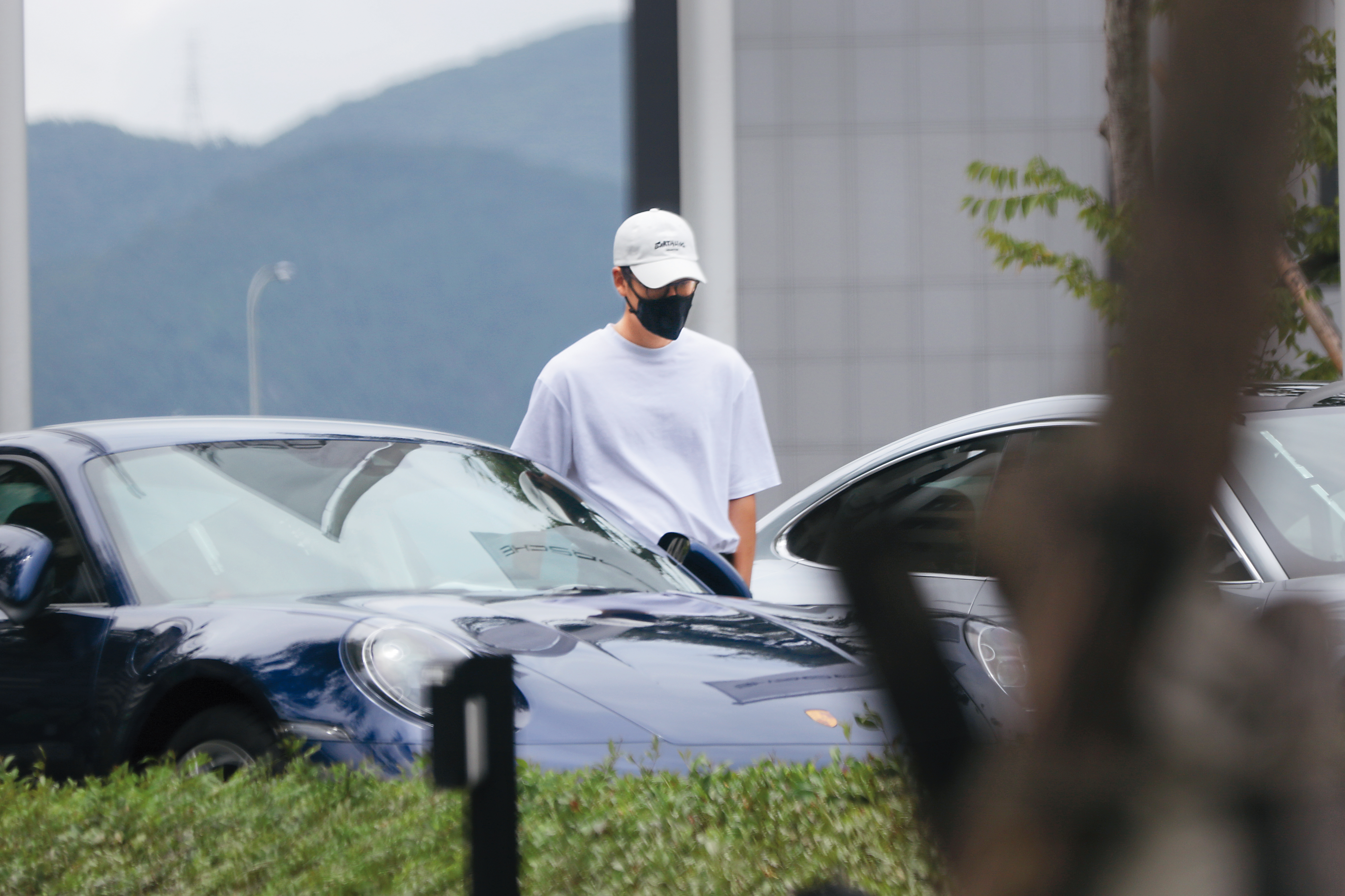 6/24 12：43 周興哲開著新買的白色保時捷Taycan電動車出門，抵達台北內湖的保時捷中心。