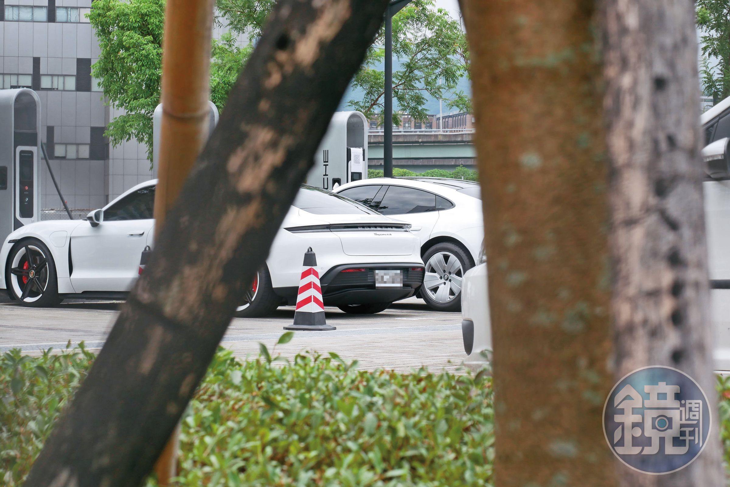 周興哲對於新車能在20分鐘內充電80％，感到相當滿意。