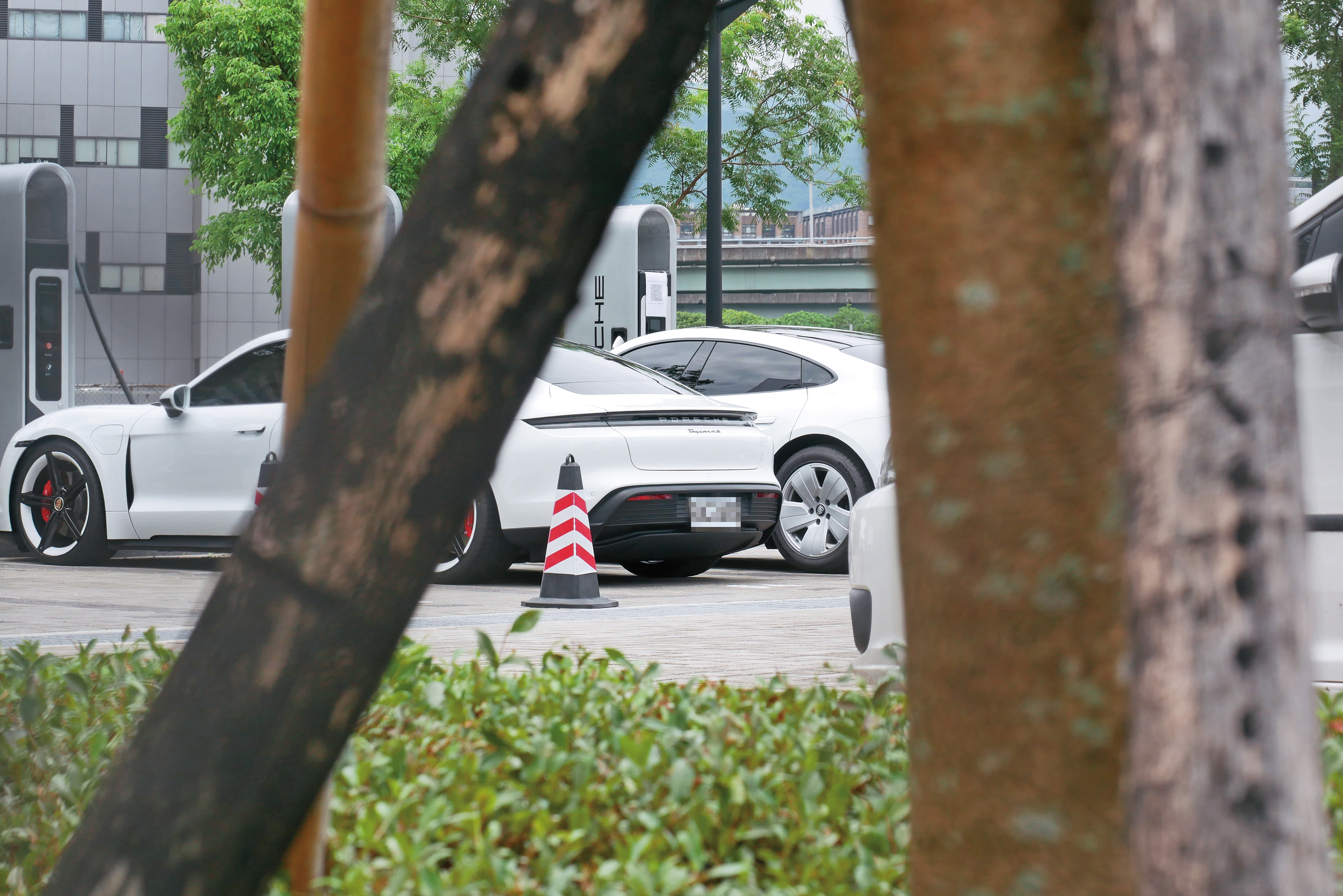 周興哲對於新車能在20分鐘內充電80％，感到相當滿意。