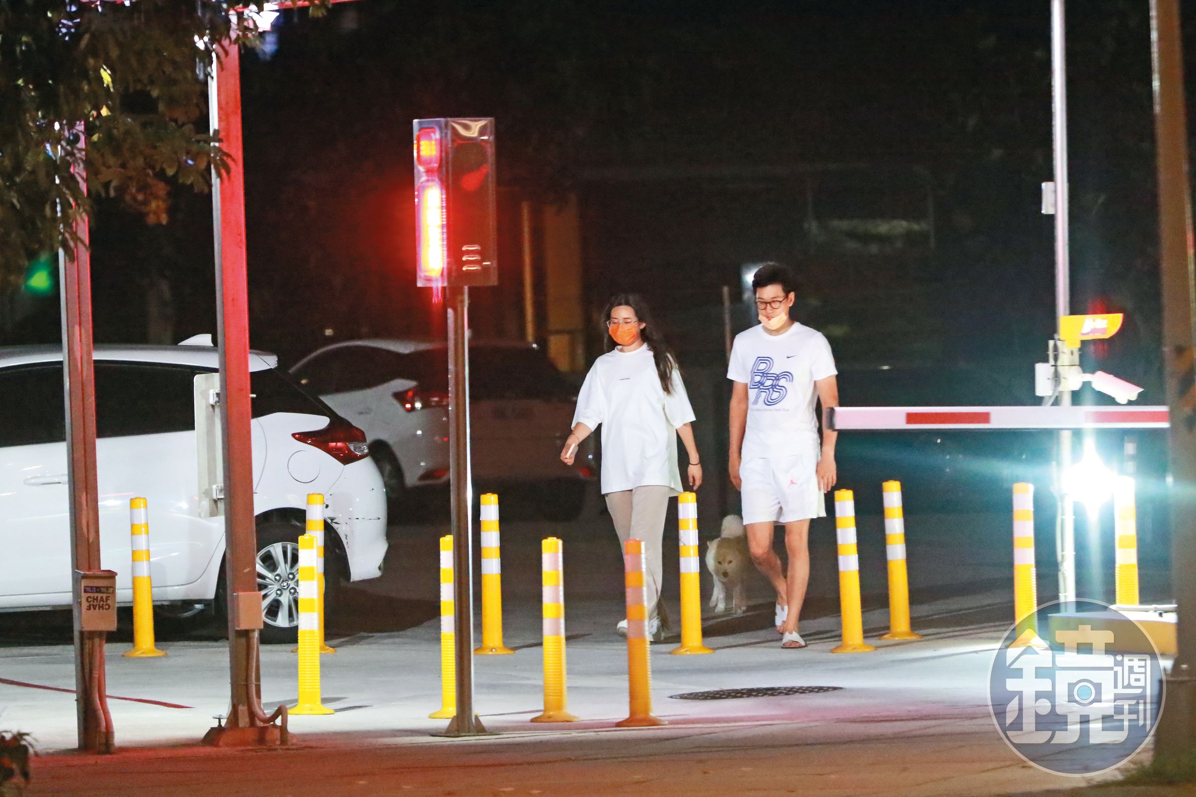 周興哲與趙岱新復合後，兩人忘情地在停車場內擁抱。