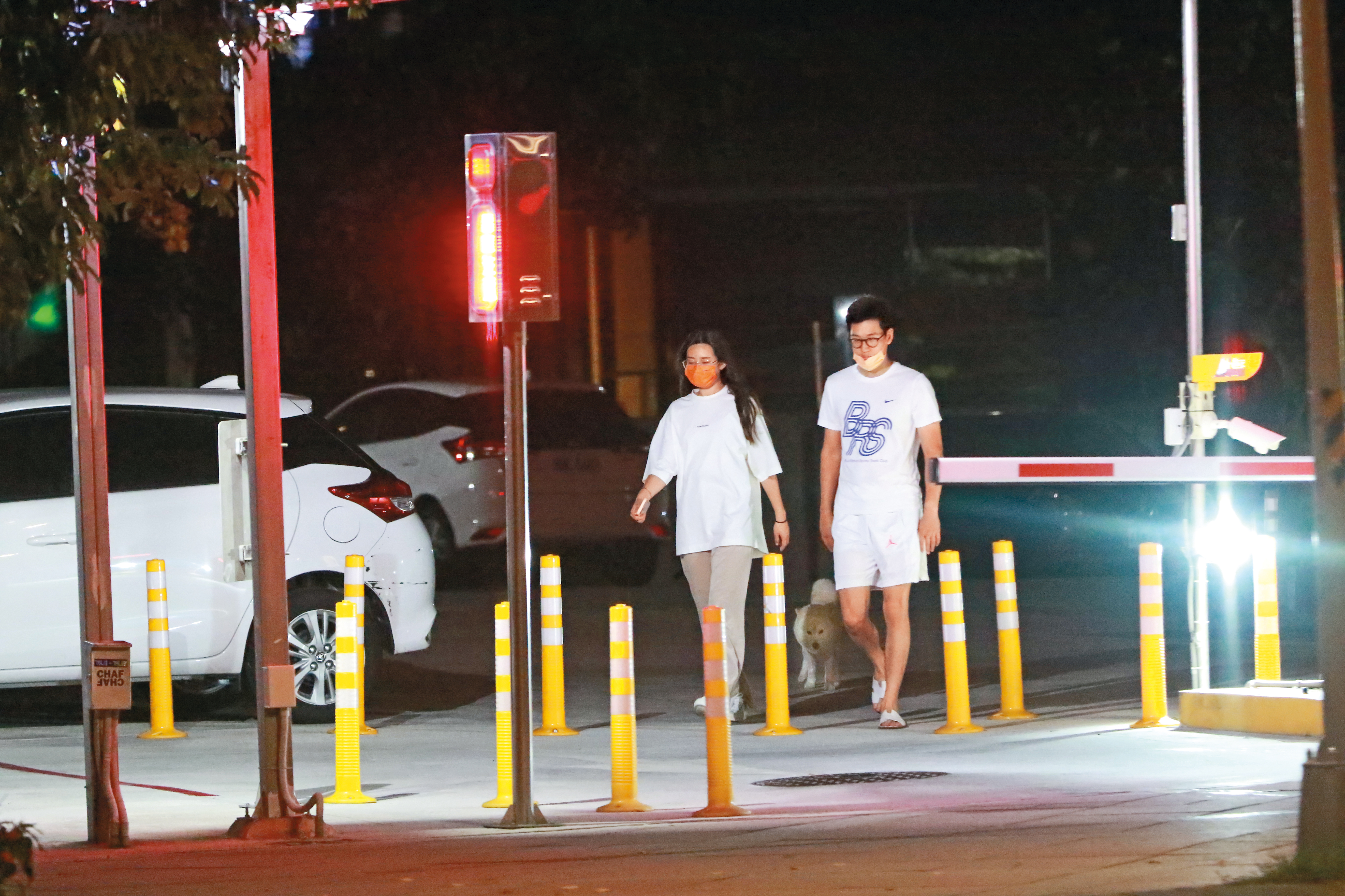 周興哲與趙岱新復合後，兩人忘情地在停車場內擁抱。
