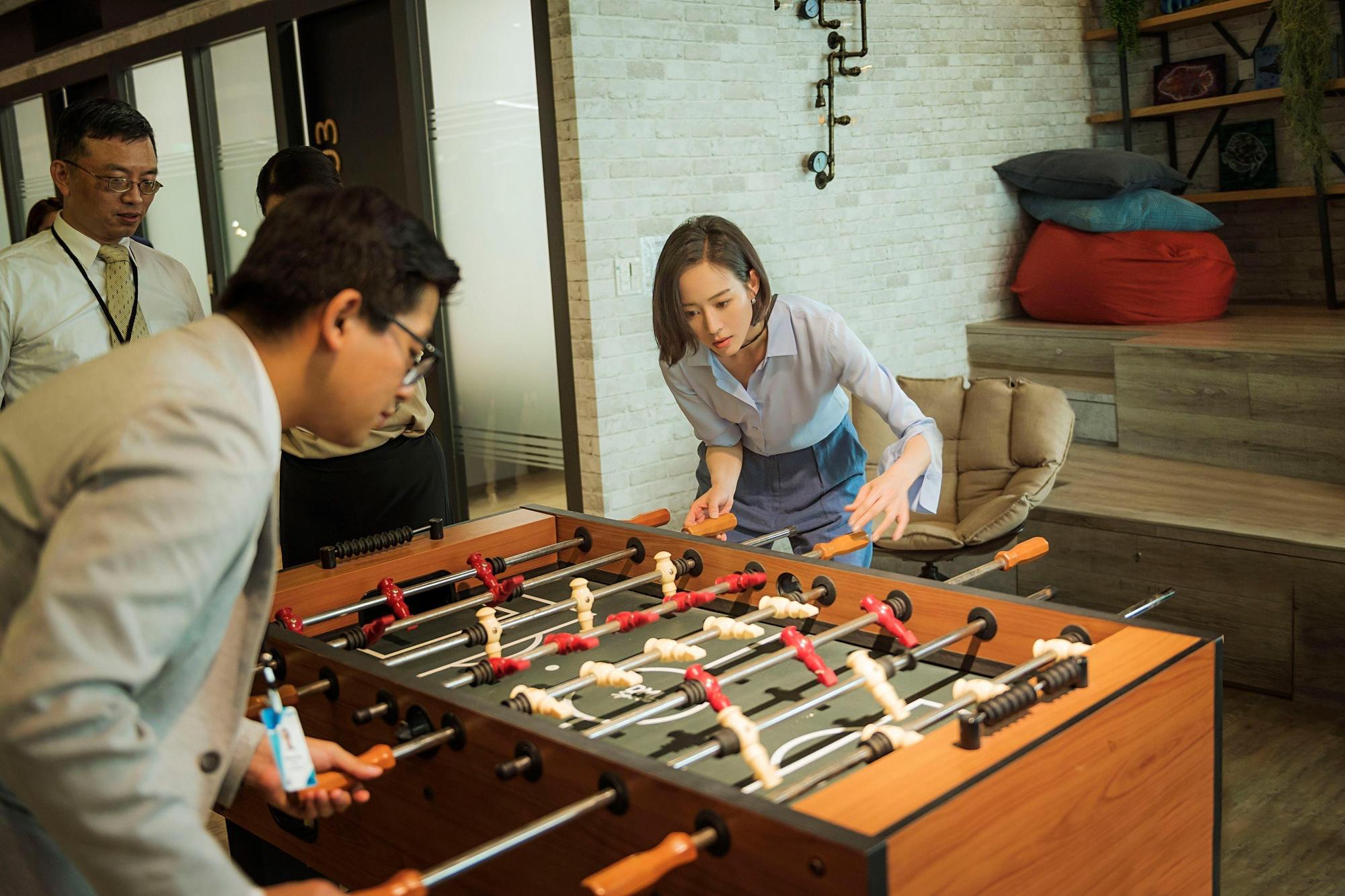 張鈞甯在廣告裡是雖然是一個工作狂,但工作之餘也可以與同事大玩遊戲。(福特六和提供)