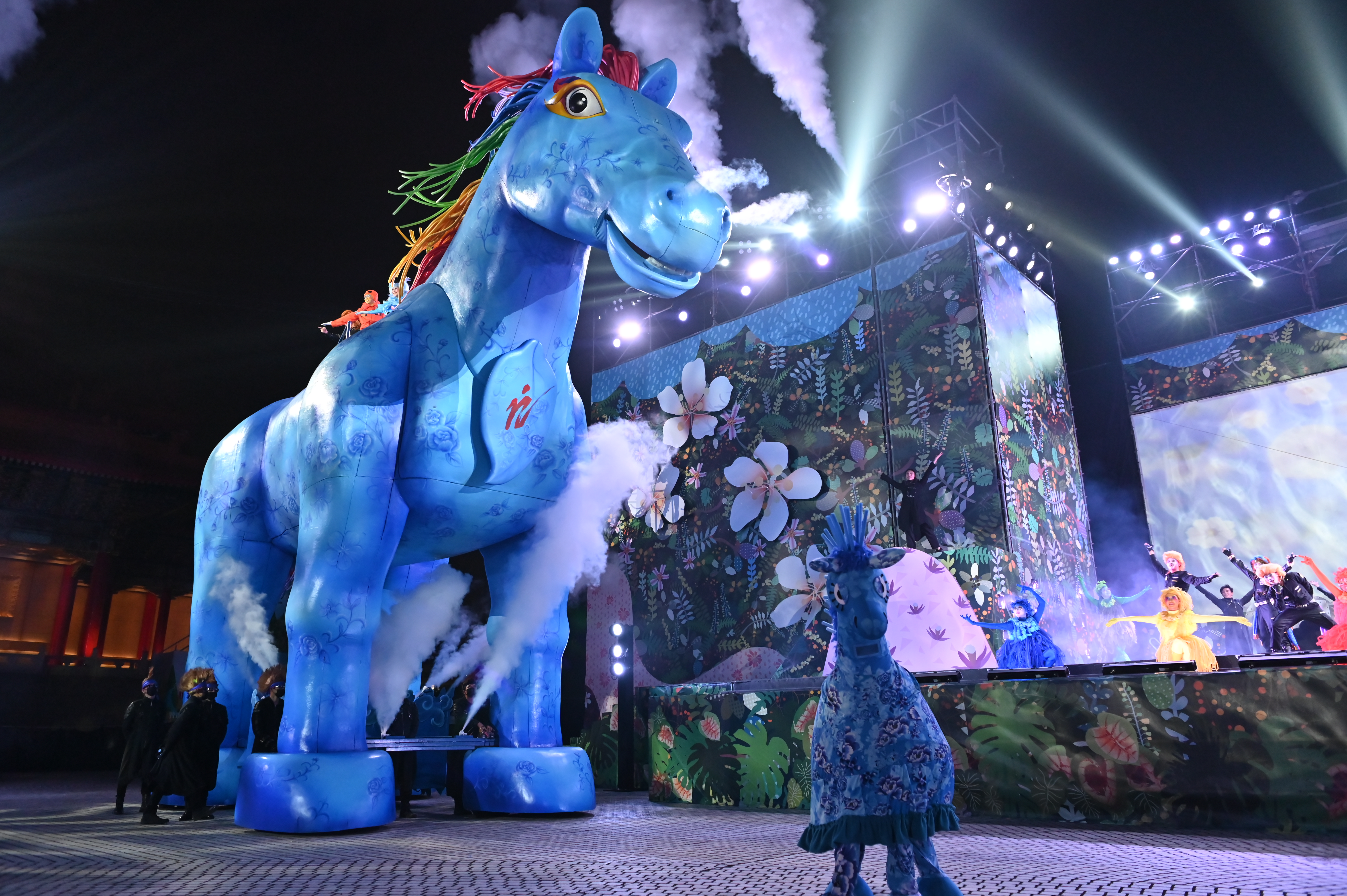 紙風車劇團《雨馬》以國客語交錯演出，線上播出全程加上中文字幕。（紙風車劇團提供）