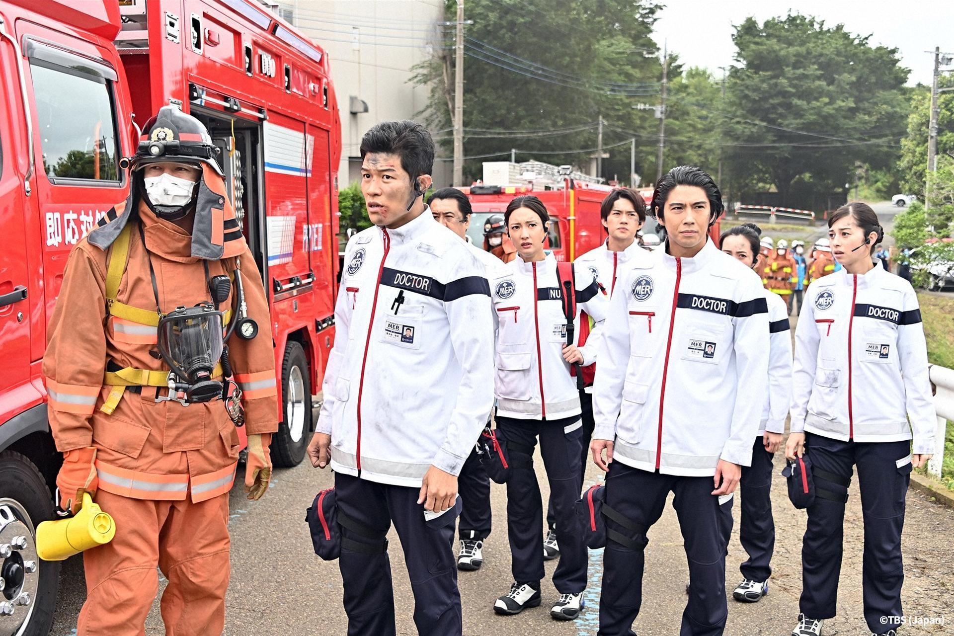 鈴木亮平（左2）首次挑戰醫生角色，讓網友大讚「他具有令人安心的力量」。（friDay影音提供）