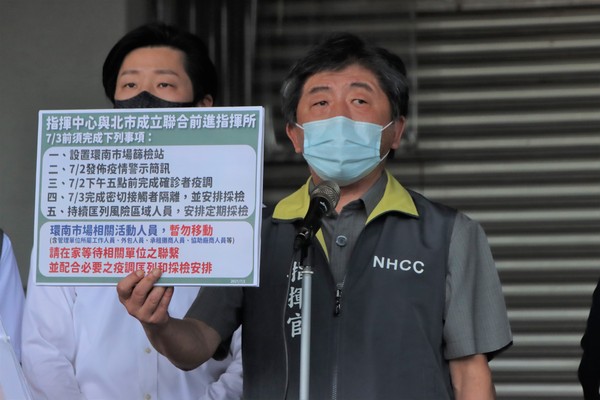 衛福部長陳時中今日視察環南市場，表示周邊採檢陽性率越來越低。（指揮中心提供）