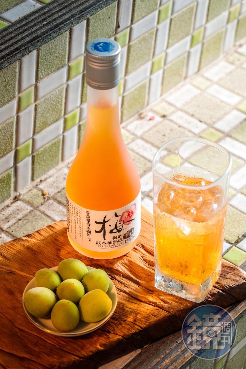 「波本桶熟成梅酒」帶有鮮明的燕麥香氣。（萬家香蒸餾所，350元／300ml）