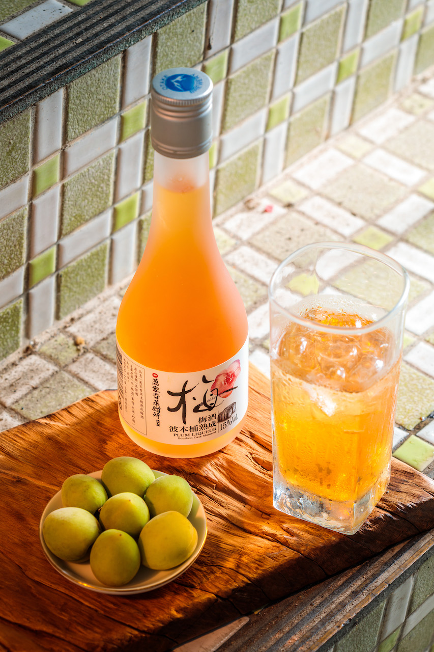 「波本桶熟成梅酒」帶有鮮明的燕麥香氣。(萬家香蒸餾所,350元/300ml)