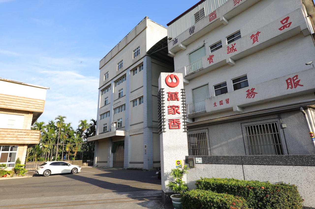 「大武山酒造」藏身在屏東內埔鄉萬家香醬油廠內。