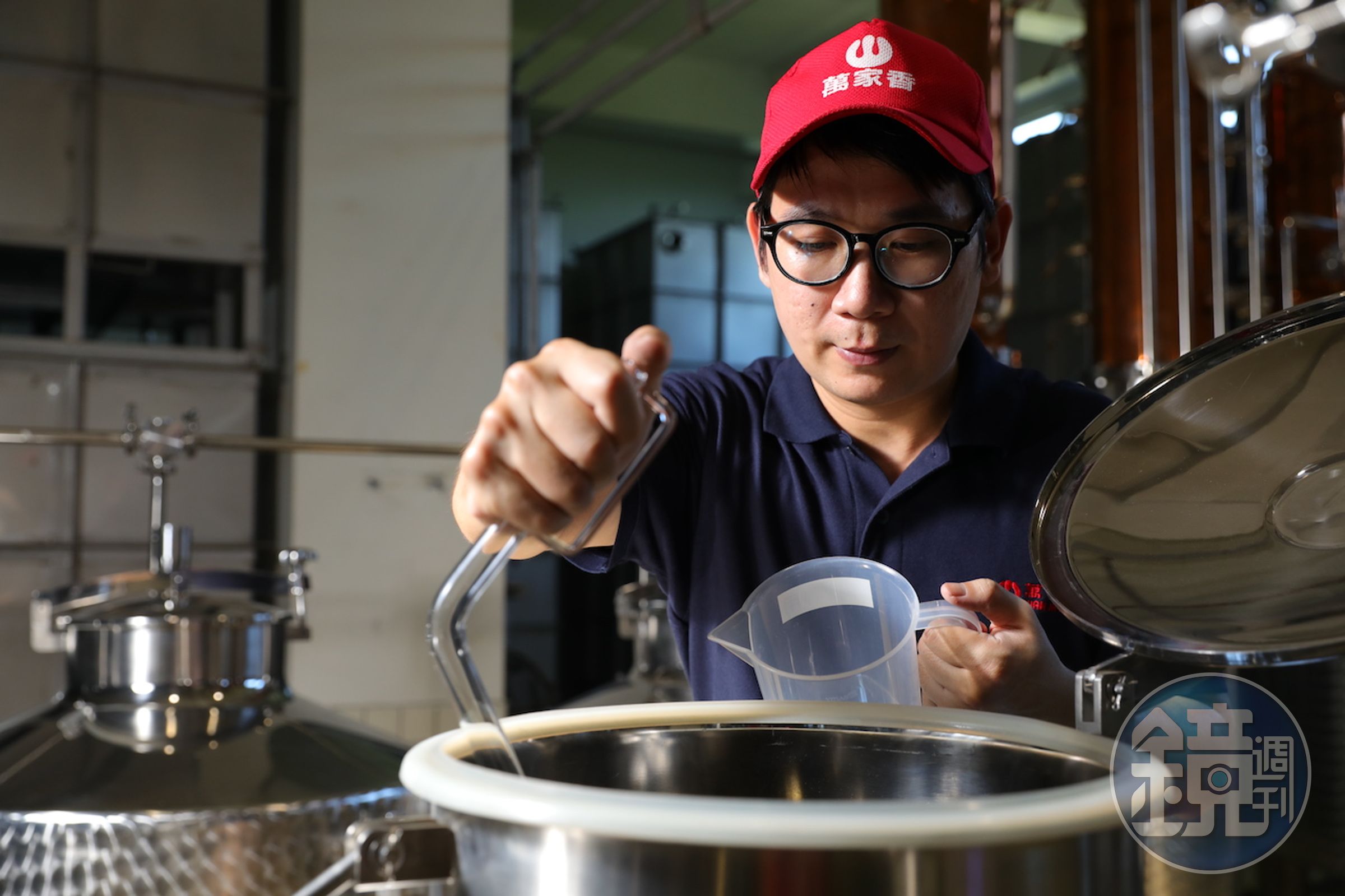 取出發酵樣本，檢測酒精度、糖度及PH值。
