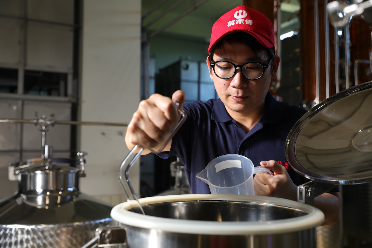 取出發酵樣本，檢測酒精度、糖度及PH值。