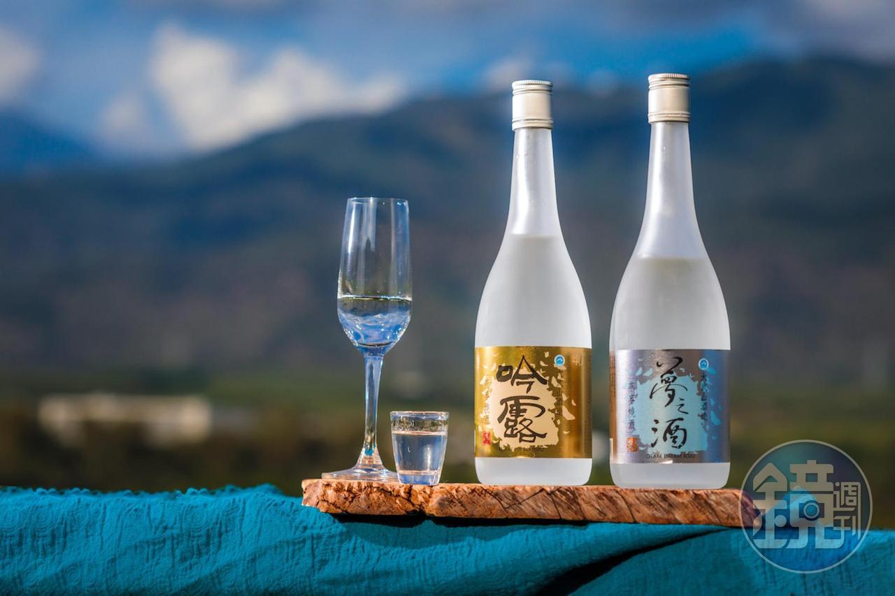 有穀物、花香氣味的「燕麥燒酒 夢之酒」（右，550元／700ml）柔和甘美；帶著飽滿的大地田野風味的「燕麥燒酒 吟露」辛香強勁，酒感濃烈。（左，650元／700ml）