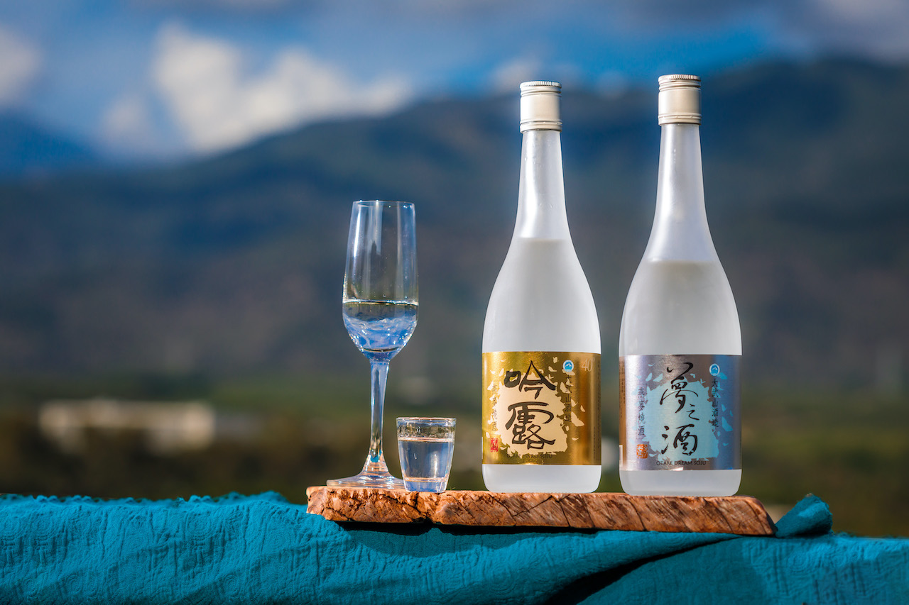 有穀物、花香氣味的「燕麥燒酒 夢之酒」(右,550元/700ml)柔和甘美;帶著飽滿的大地田野風味的「燕麥燒酒 吟露」辛香強勁,酒感濃烈。(左,650元/700ml)