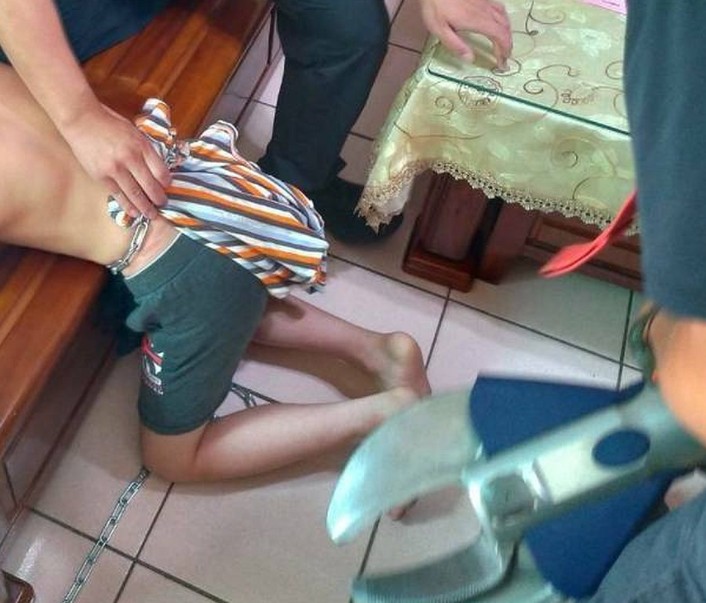 苗栗一名單親爸爸外出工作，因擔心兒子亂跑，以鐵鍊綑綁在住處，限制其行動。（翻攝畫面）