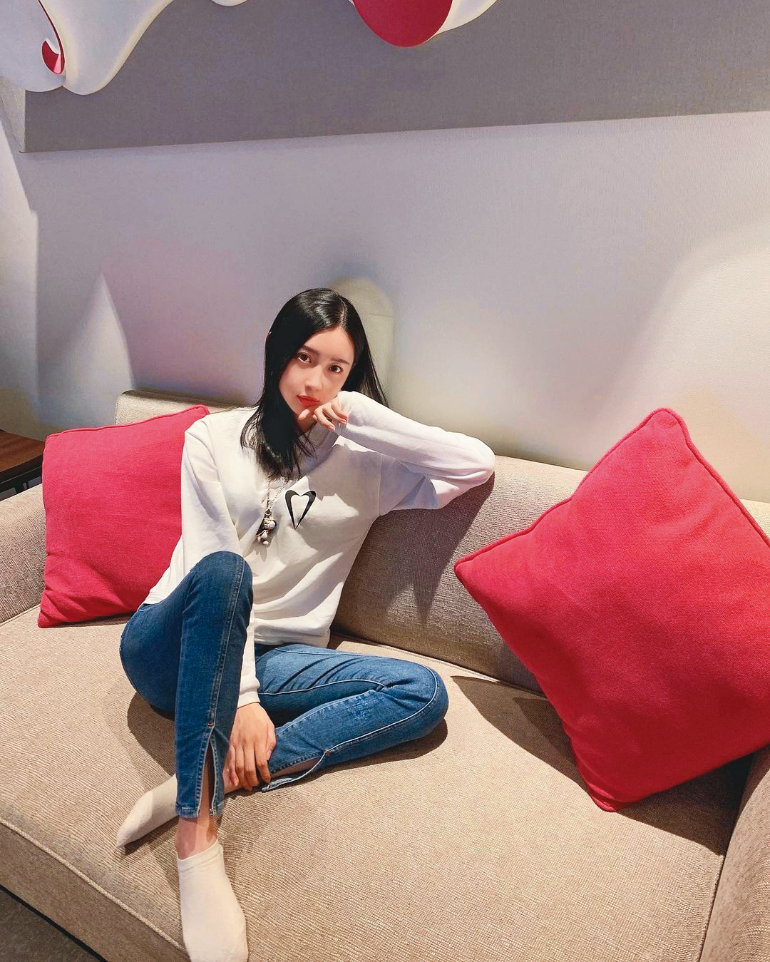 Luna擅長在爆出負面消息後,有意無意在IG透過小線索反駁。比如被傳夫妻感情不佳,她就po一張戴著婚戒的照片。(翻攝自Luna IG)