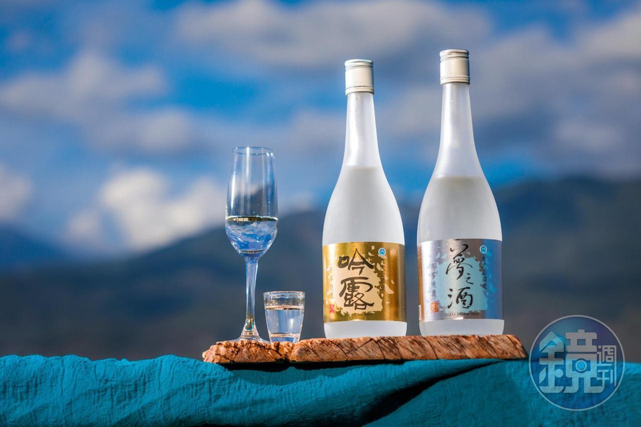 有穀物、花香氣味的「燕麥燒酒 夢之酒」（右，大武山酒造，550元／700ml）柔和甘美；帶著飽滿的大地田野風味的「燕麥燒酒 吟露」（左，大武山酒造，650元／700ml）辛香強勁，酒感濃烈。