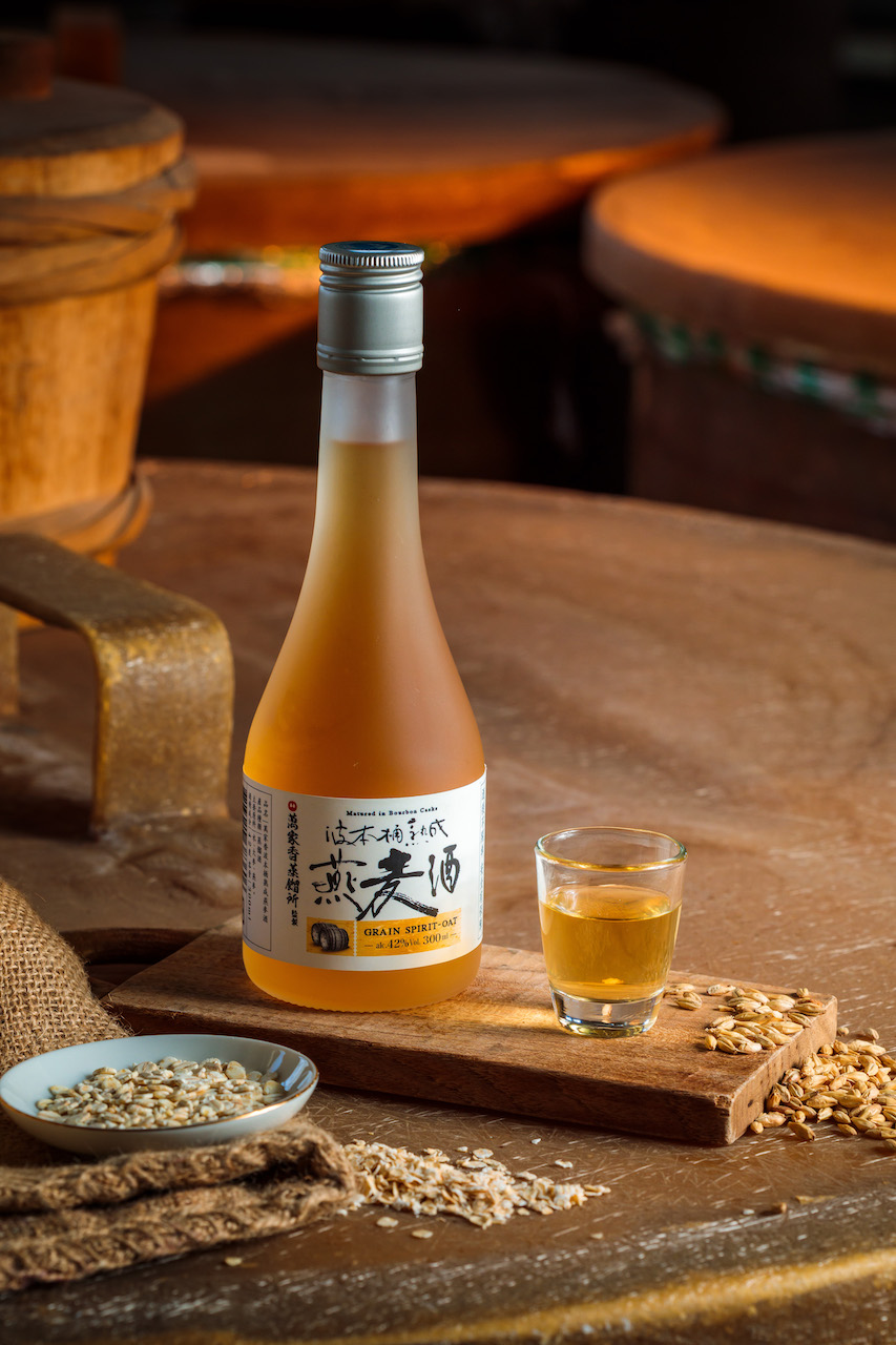 大武山酒造在發表辛口的蒸餾酒「燕麥燒酒 夢之酒」「燕麥燒酒 吟露」之後,開始運用過桶技術成功研發「波本桶熟成燕麥酒」,展現調配風味的技法。(品牌名「萬家香蒸餾所」,400元/300ml)