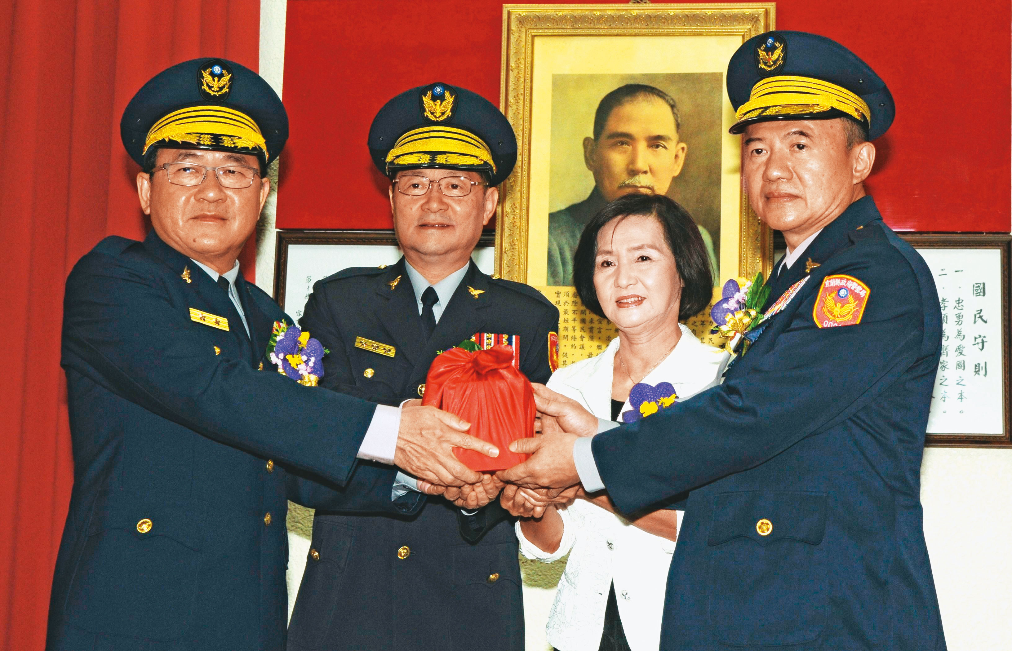 時任宜蘭縣警局局長的吳坤旭（左1）目前是新北市警局副局長。（宜蘭縣政府提供）