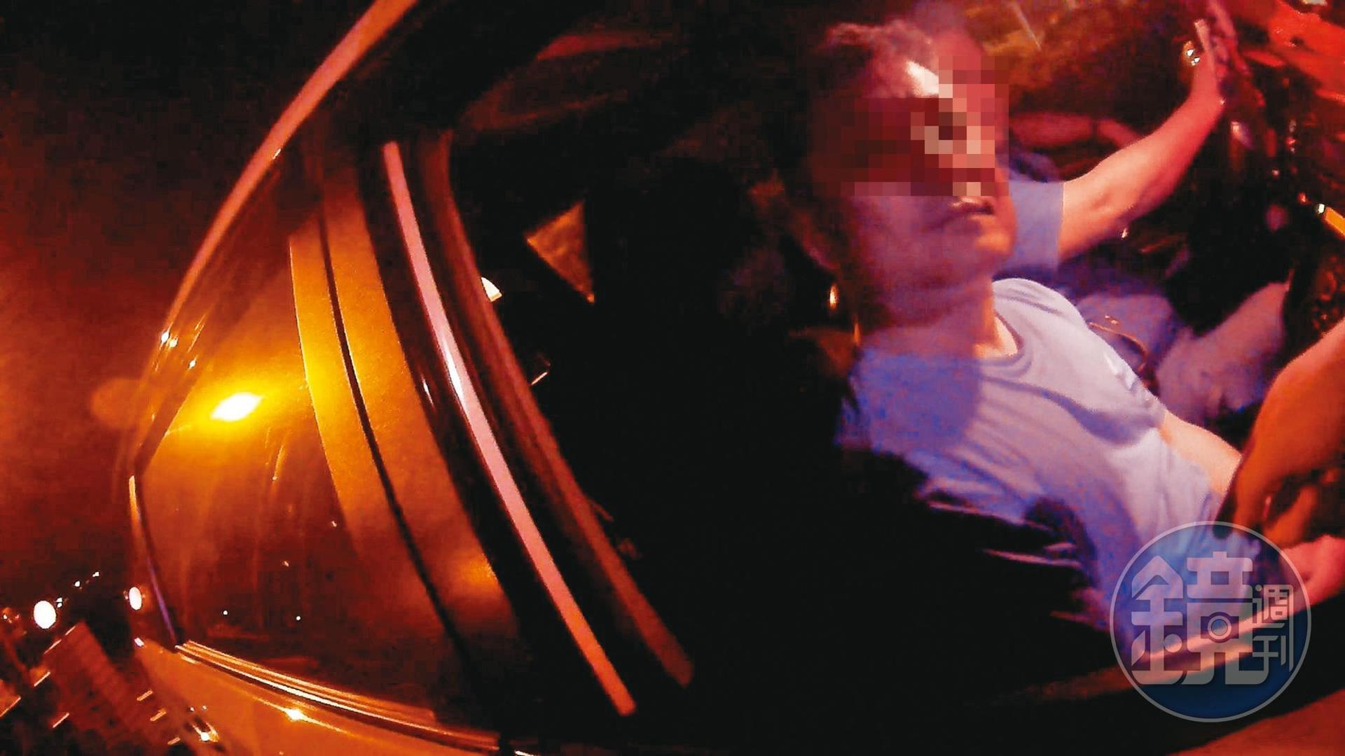 喝醉的邱姓小隊長賴在計程車上不肯下車,最後被司機載到派出所。(讀者提供)
