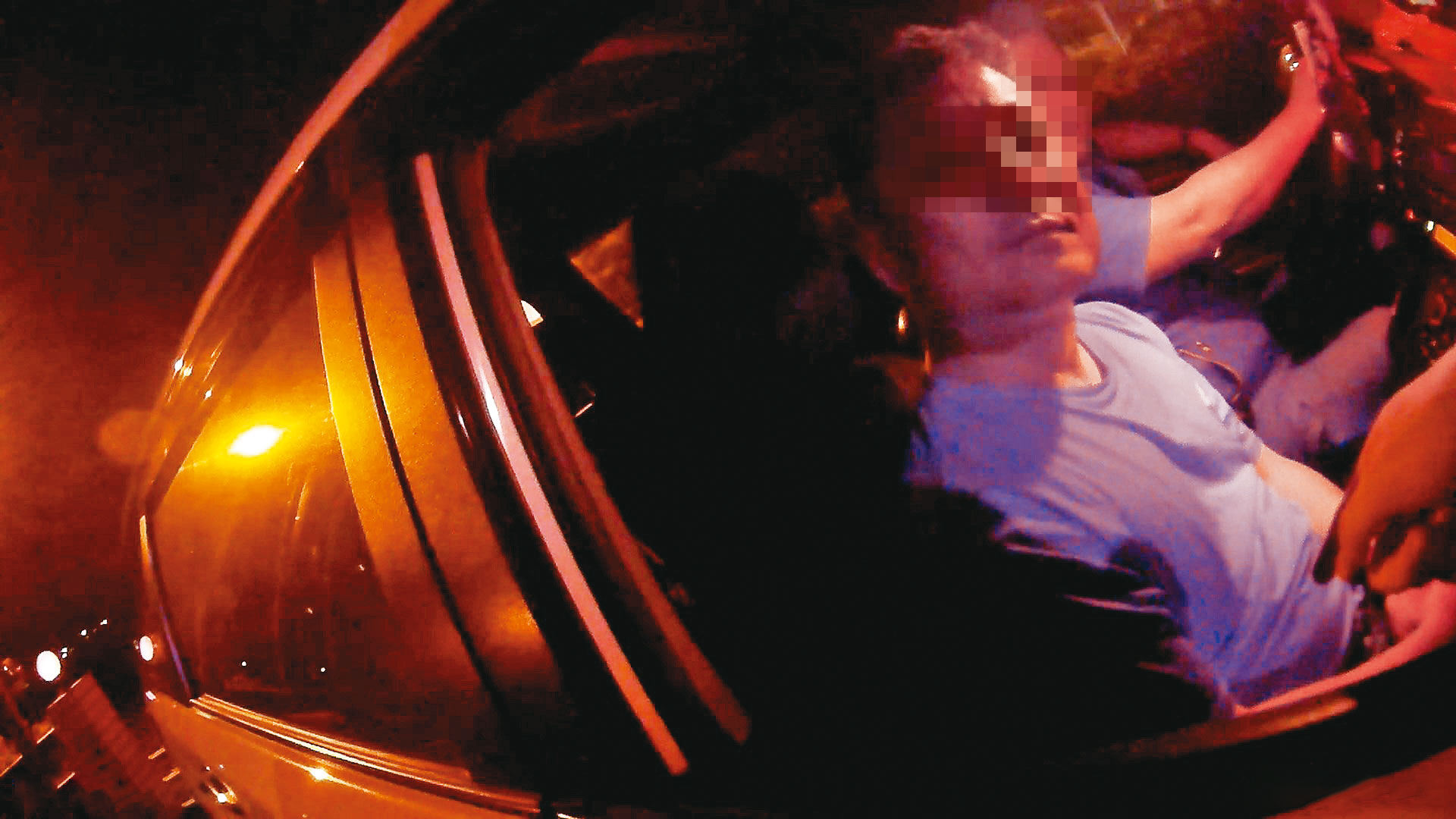 喝醉的邱姓小隊長賴在計程車上不肯下車，最後被司機載到派出所。（讀者提供）