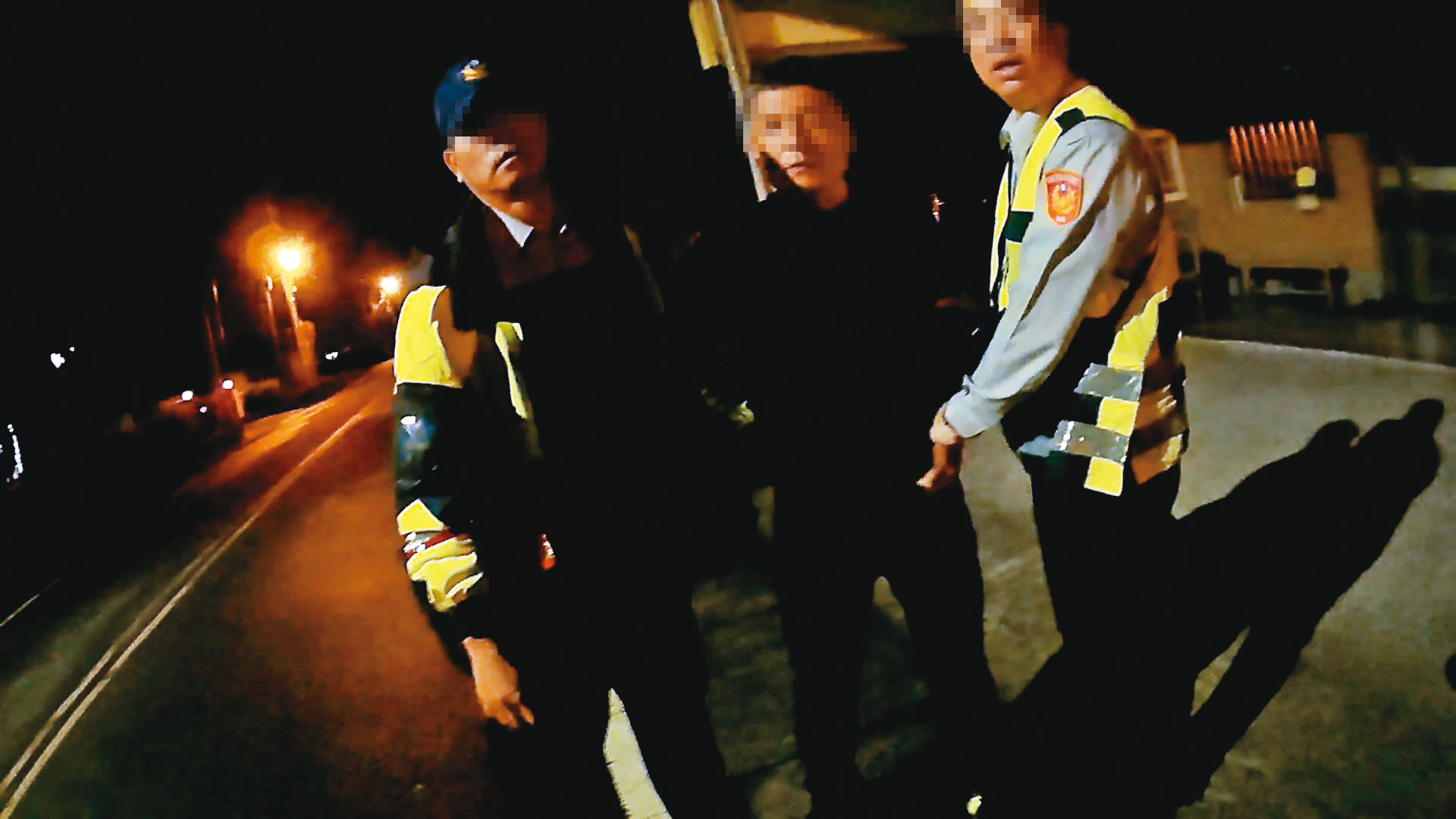 2名長官欲將妨害公務的邱姓小隊長（中）帶離，遭游姓員警要求不得縱放。（讀者提供）