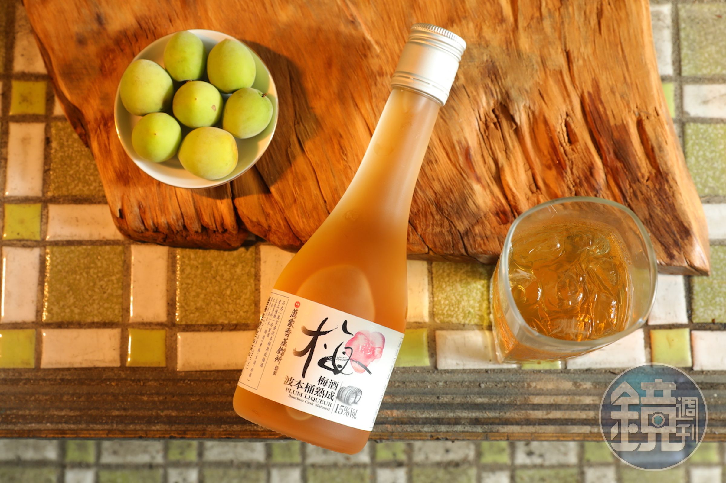 帶著燕麥香氣的「波本桶熟成梅酒」，是一款圓潤成熟的大人味梅酒。（萬家香蒸餾所，350元／300ml）