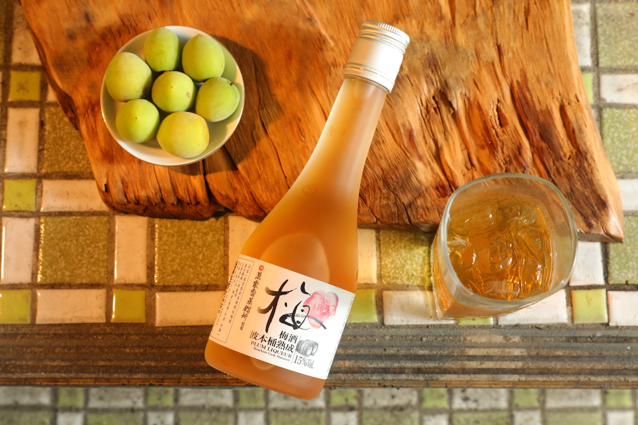 帶著燕麥香氣的「波本桶熟成梅酒」，是一款圓潤成熟的大人味梅酒。（萬家香蒸餾所，350元／300ml）