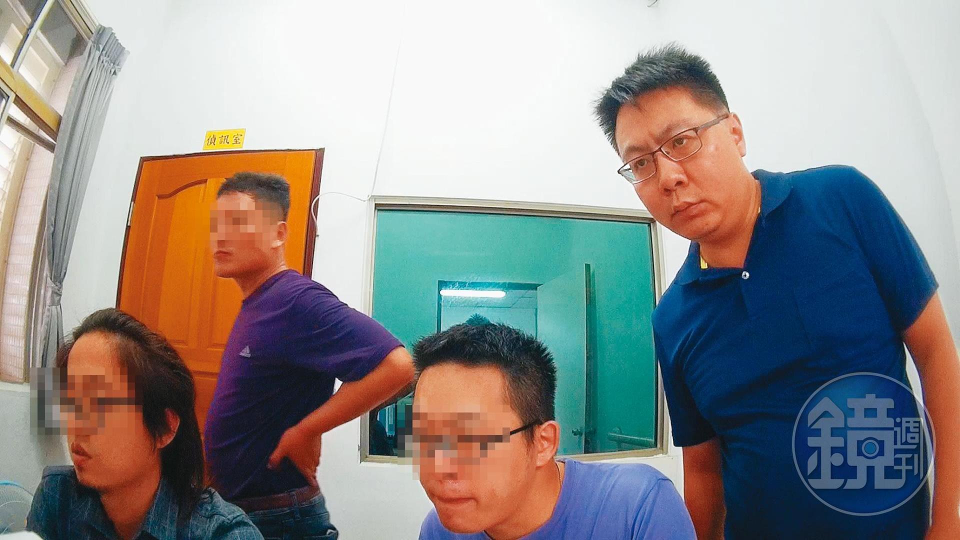 游姓員警（右2）接受訊問時，王姓偵查隊長（右1）竟與邱姓小隊長（右3）在旁觀看。（讀者提供）