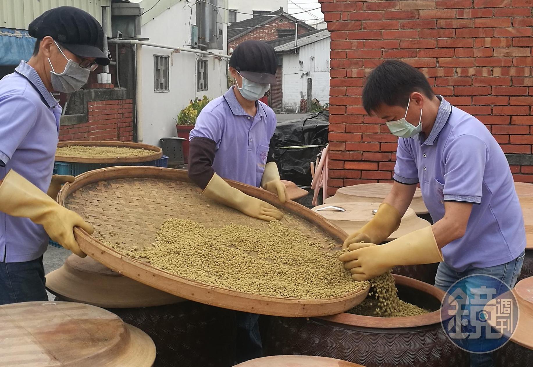 第3代老闆王榮生（右）認為，有好的豆麴才有好醬油。