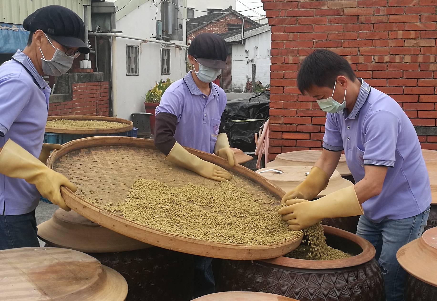 第3代老闆王榮生(右)認為,有好的豆麴才有好醬油。