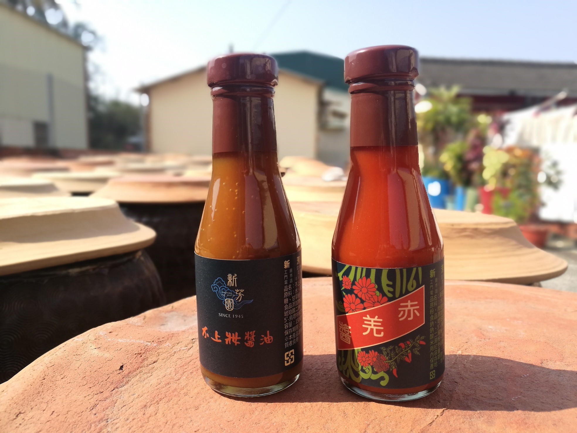 新芳園醬油「不上妝醬油系列」的調味醬油膏(左,100元/小瓶),及在地人從小吃到的沾醬「赤羌醬」(右,35元/小瓶)。