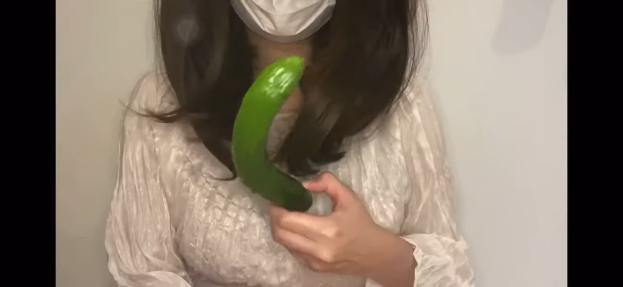 日本有一名不露臉的網紅，靠著傲人的上圍談論辛辣話題，出道就爆紅。（翻攝「少年革面家」YouTuber）
