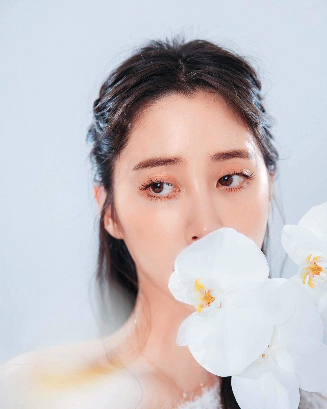 歐陽妮妮拿花自拍，很有古早瓊瑤劇情深深、雨濛濛的fu。（撒花）（手刀衝）（翻攝自歐陽妮妮IG）