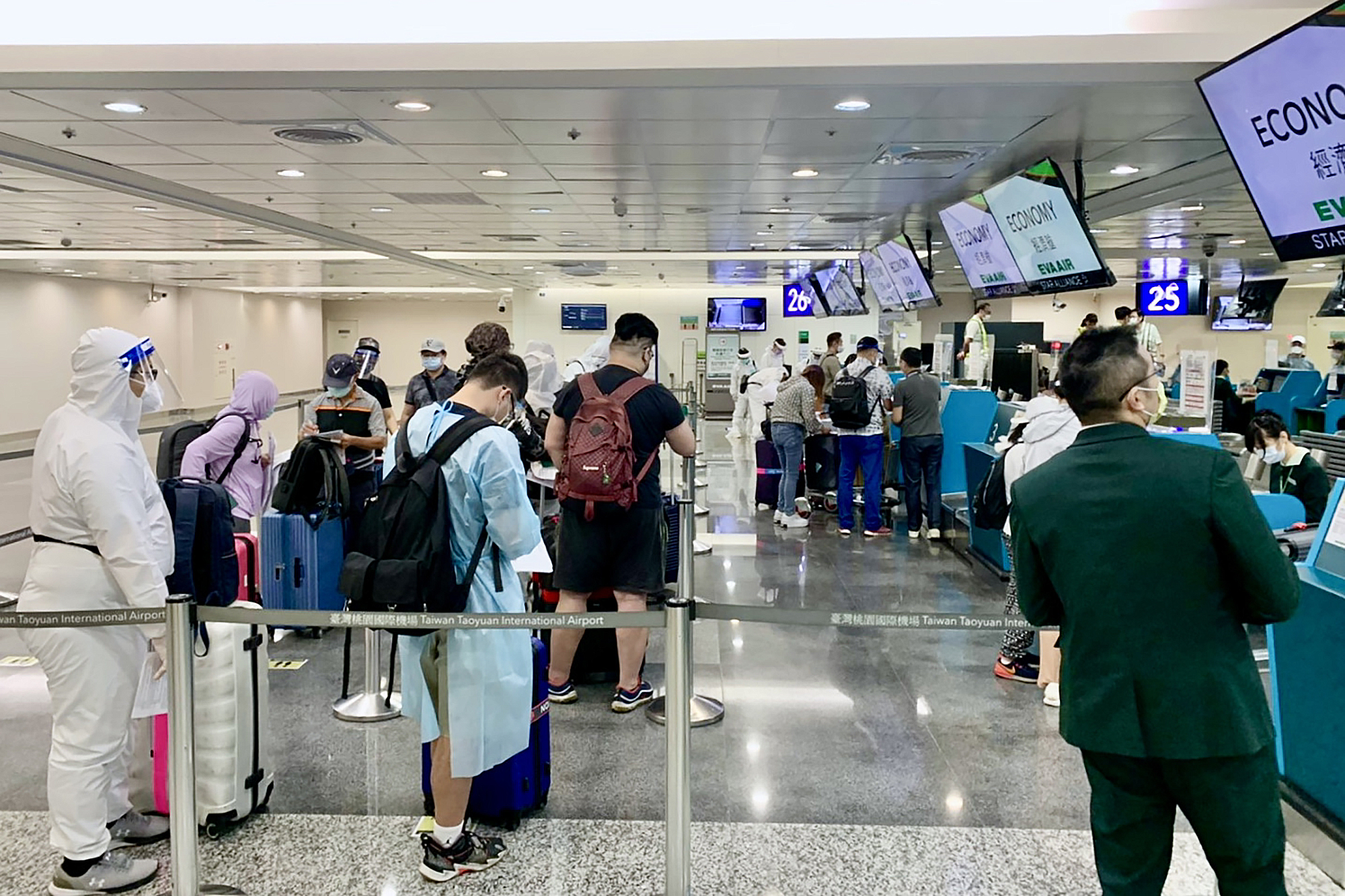 關島直飛包機於2021年7月6日首航，一大早在長榮航空櫃台前已排滿等待Check in的民眾。（雄獅旅遊提供）