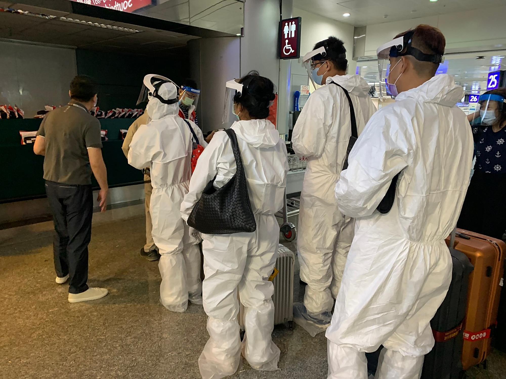不少民眾全副武裝，穿好密不透風的防護衣，準備通關。（雄獅旅遊提供）