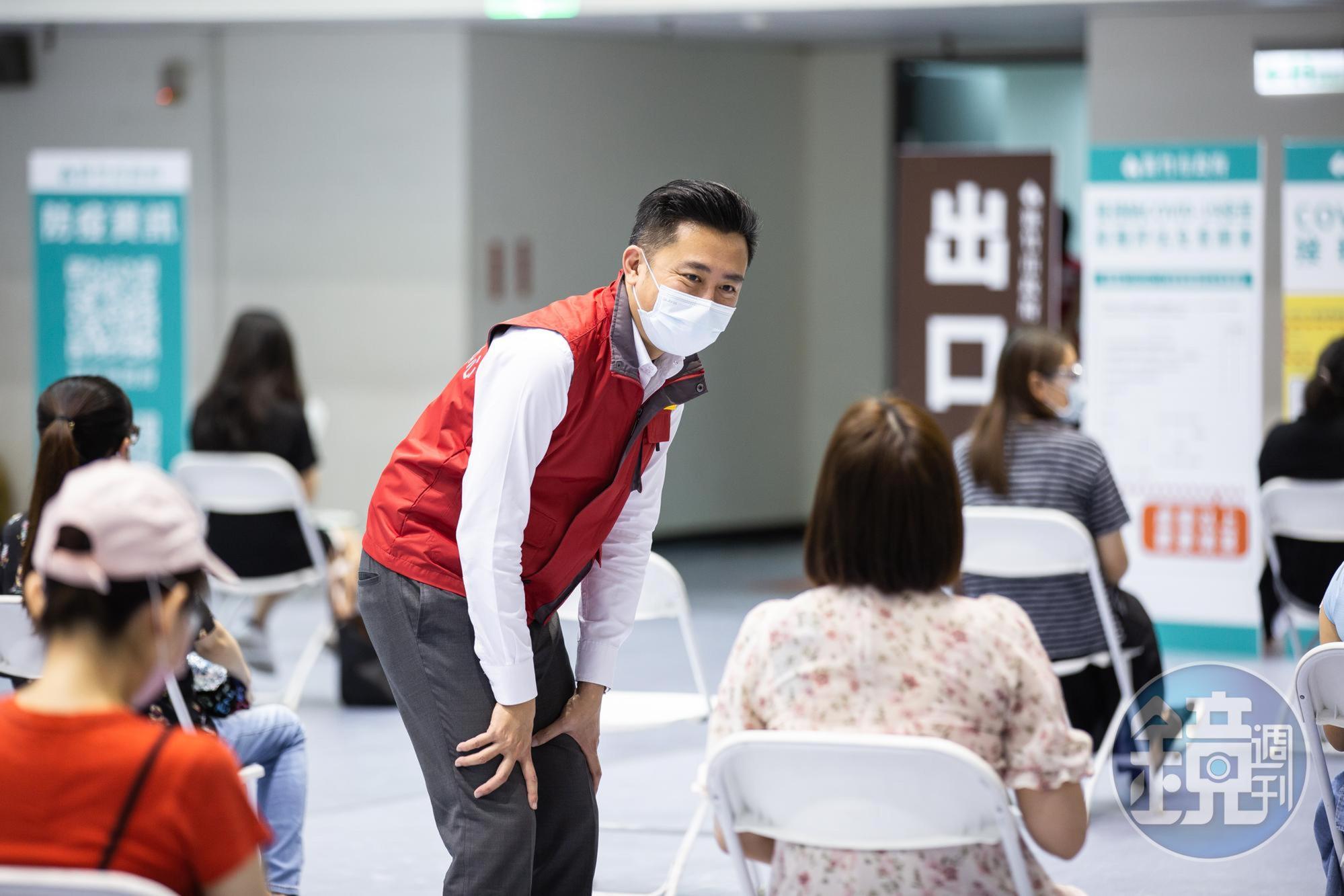 針對全國7月12日是否能解除三級警戒,新竹市長林智堅今天表示,應「全國一致」而非分區,圖為林智堅關心新竹市孕婦疫苗接種莫德納。(本刊資料照)