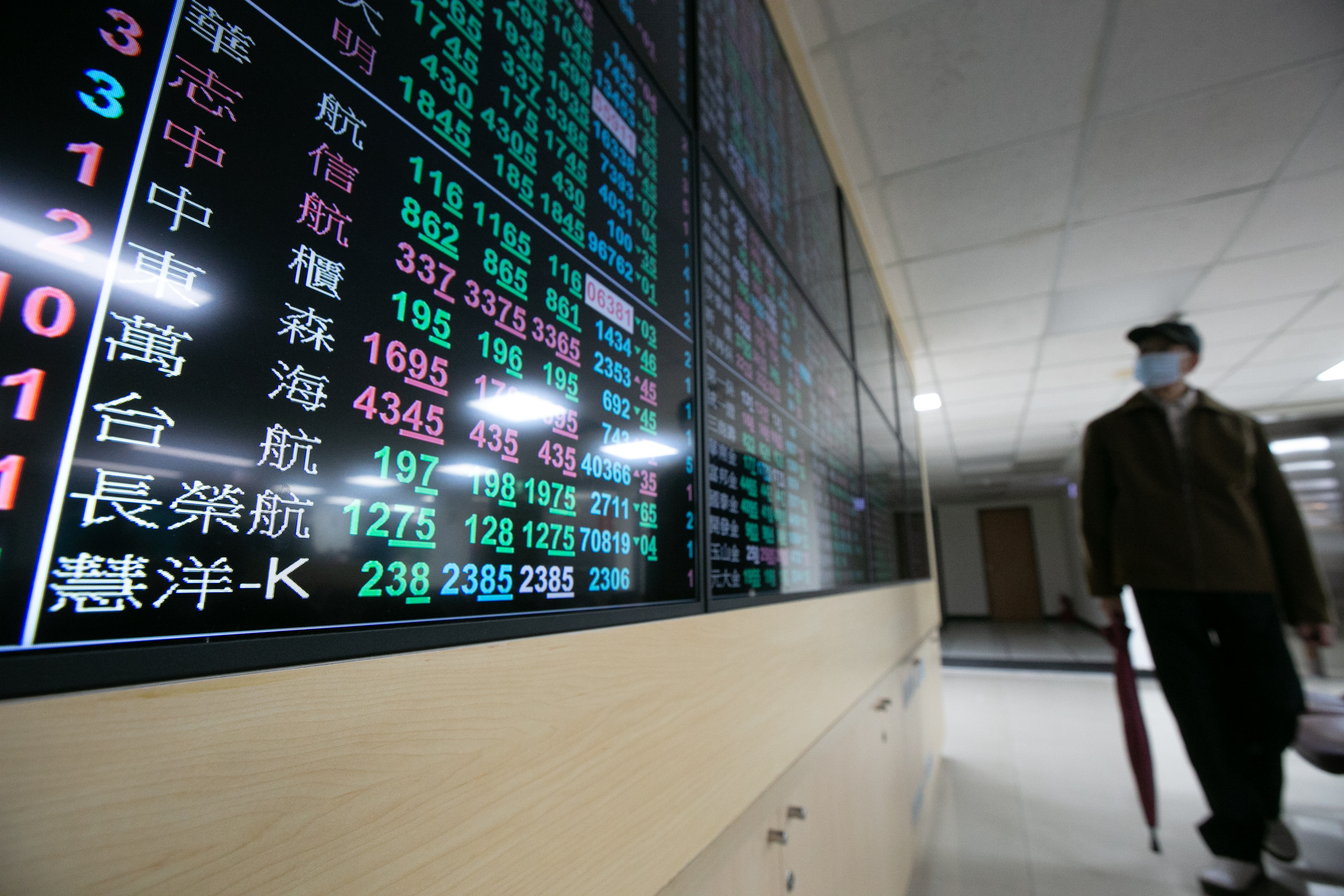 近期航運股強勢走高，有拿到紓困貸款的網友也想當「航海王」。（本刊資料照）