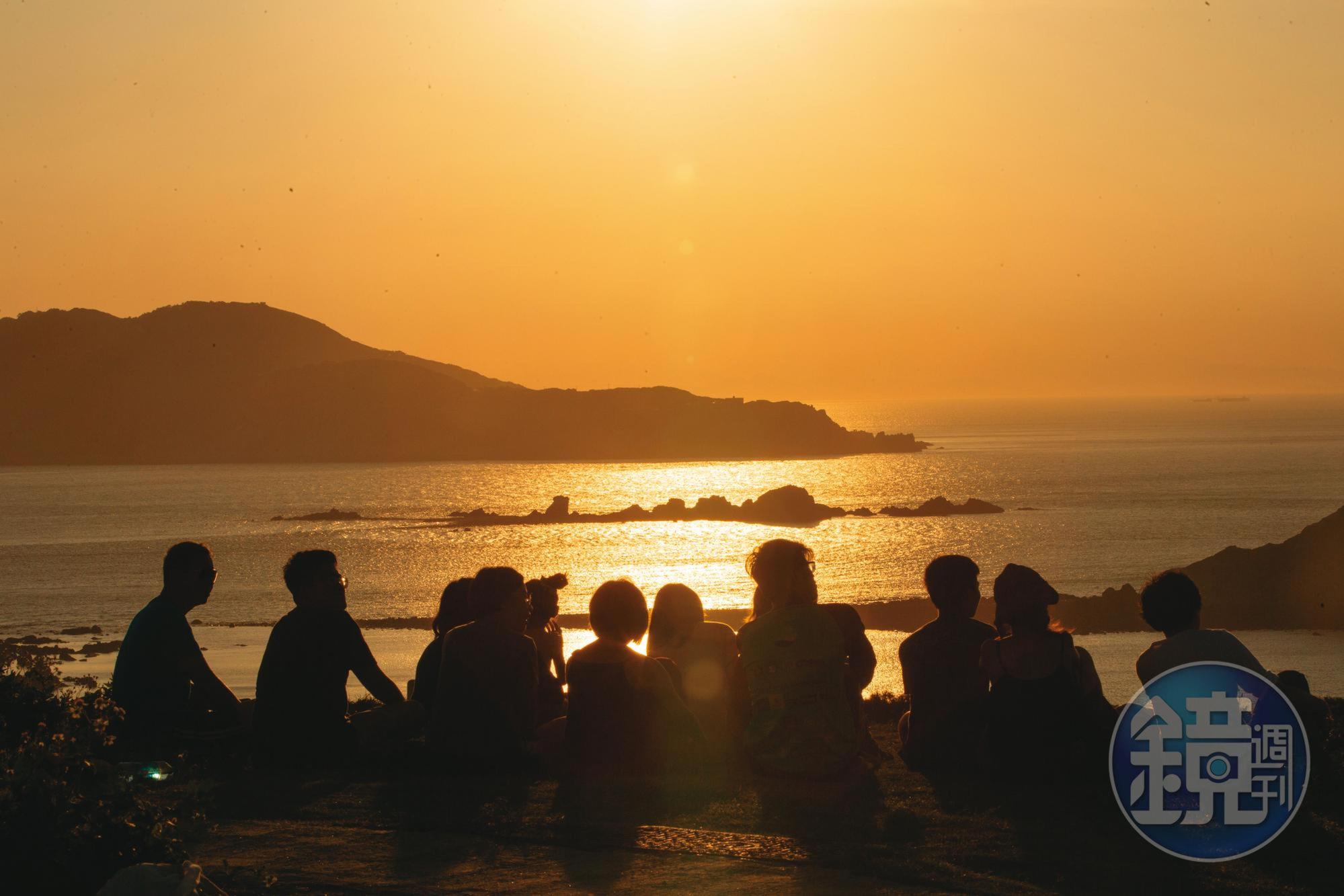 因疫情影響不能出國，離島成為熱門旅遊景點，也埋下社區感染隱憂。