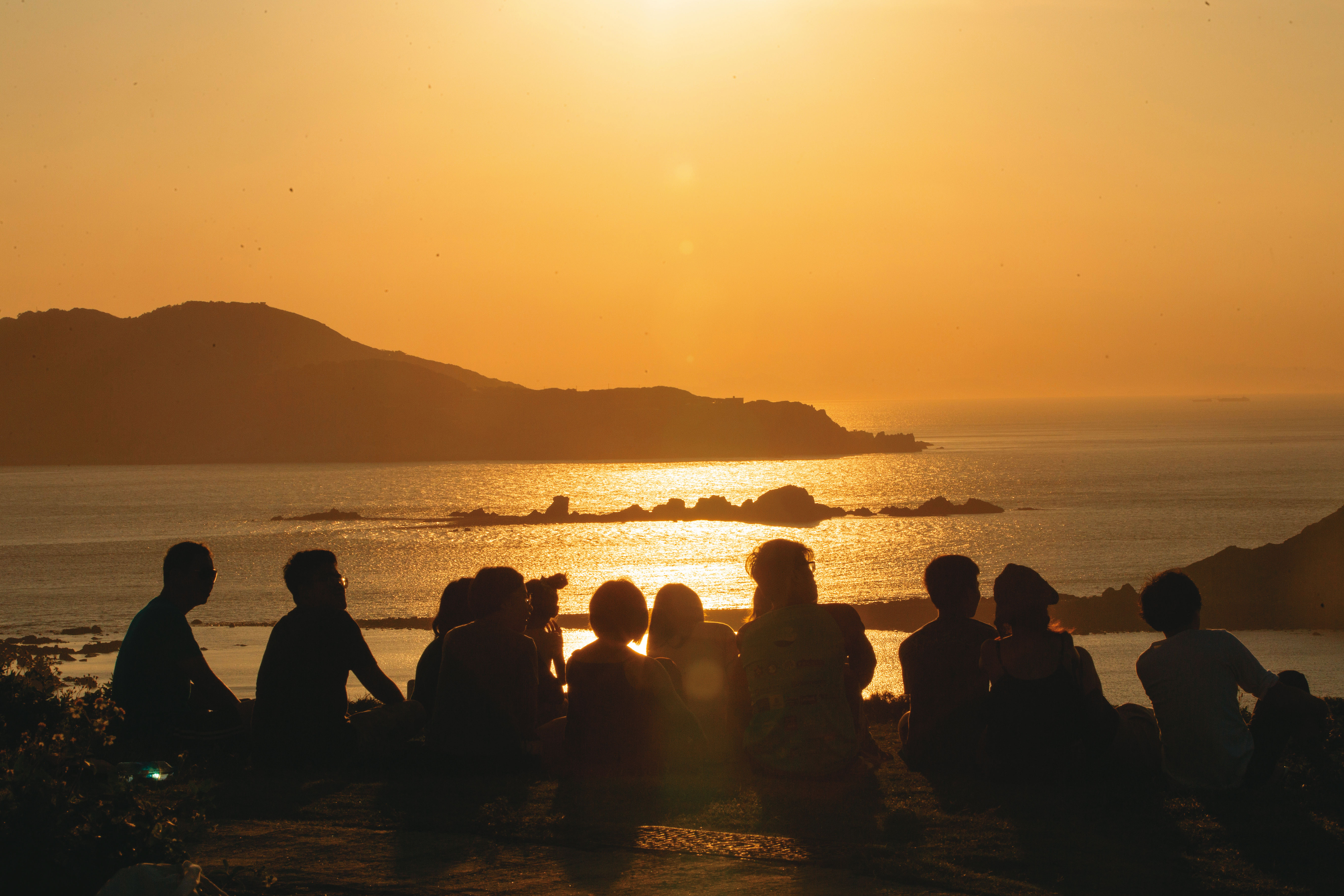 因疫情影響不能出國，離島成為熱門旅遊景點，也埋下社區感染隱憂。