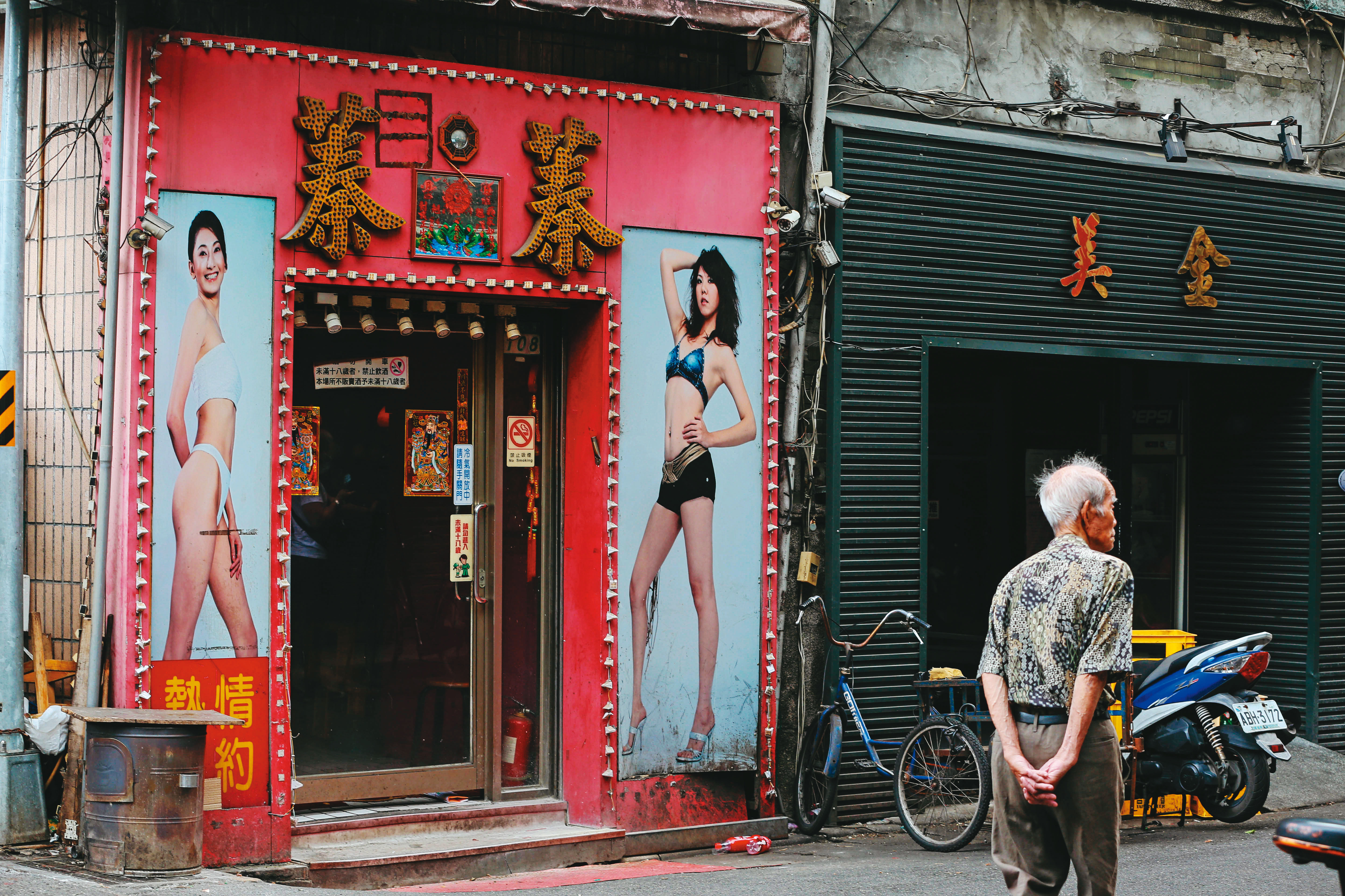 北部5月爆發社區感染，北市萬華是重災區，其中一群聚感染源來自茶藝館。（陳俊銘攝）