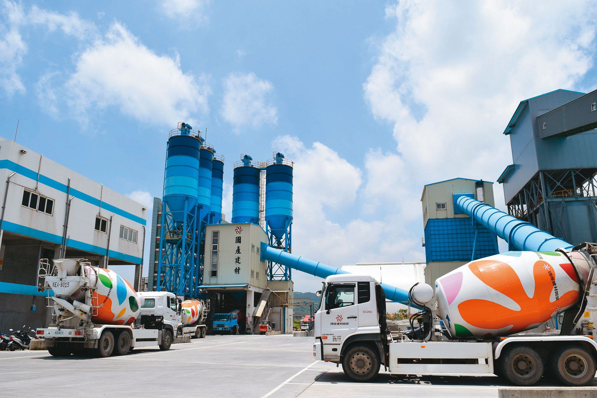 受惠台商回流，南部科技廠辦、房地產建案大增，帶動混凝土需求，國產業績增溫。