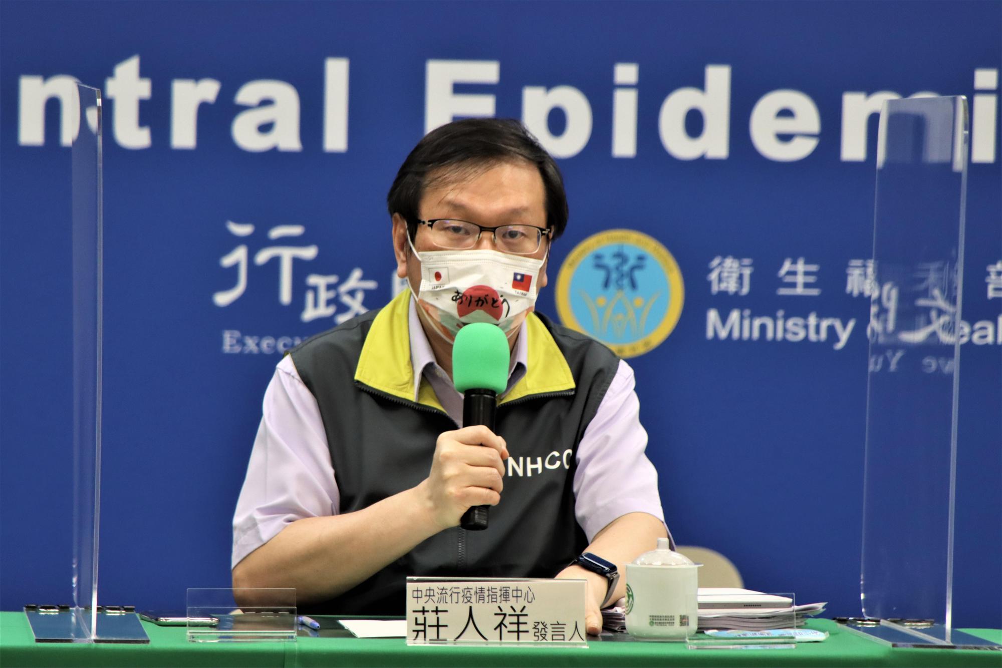 中央流行疫情指揮中心發言人莊人祥說明疫苗接種後不良反應事件。(指揮中心提供)