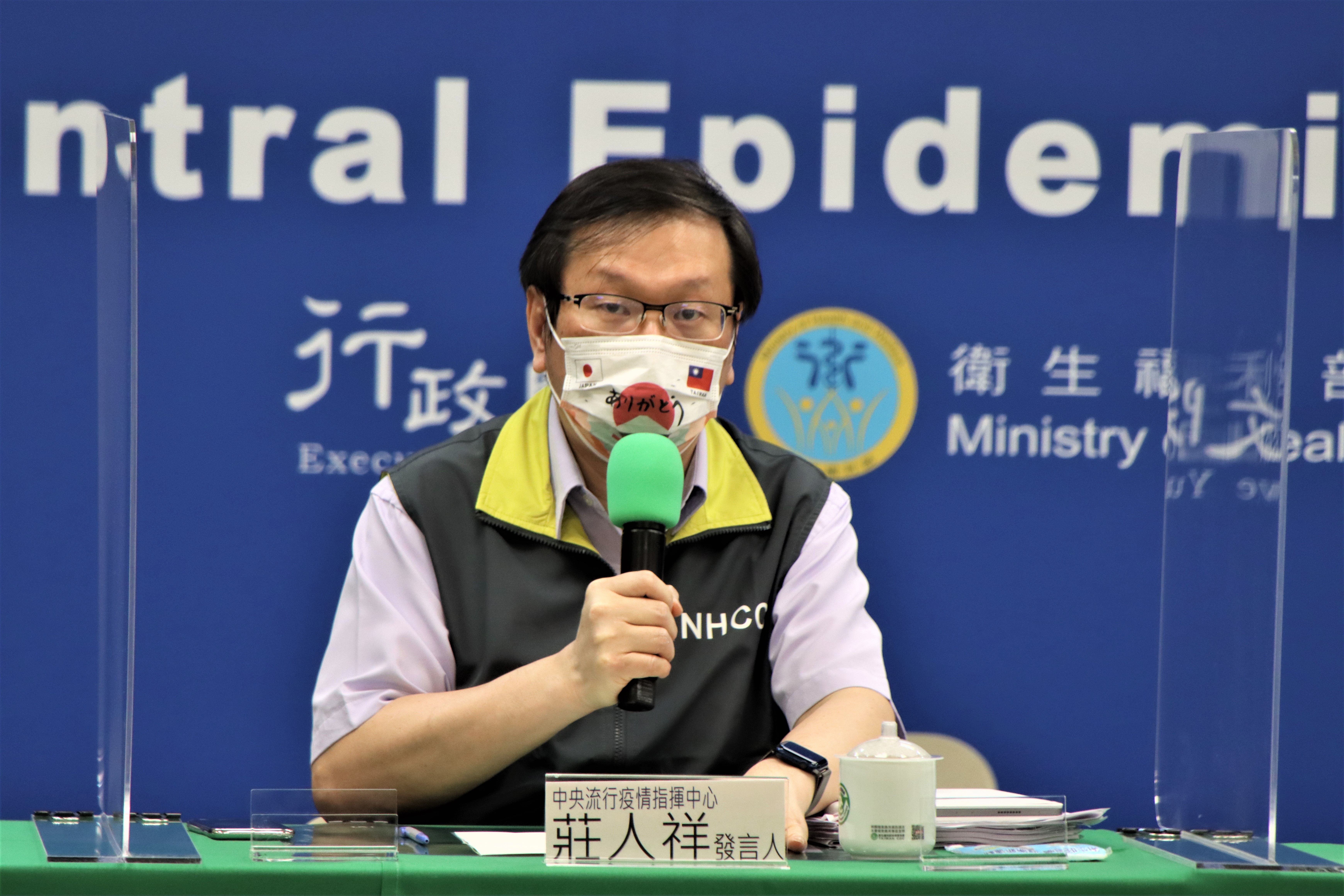 中央流行疫情指揮中心發言人莊人祥說明疫苗接種後不良反應事件。（指揮中心提供）