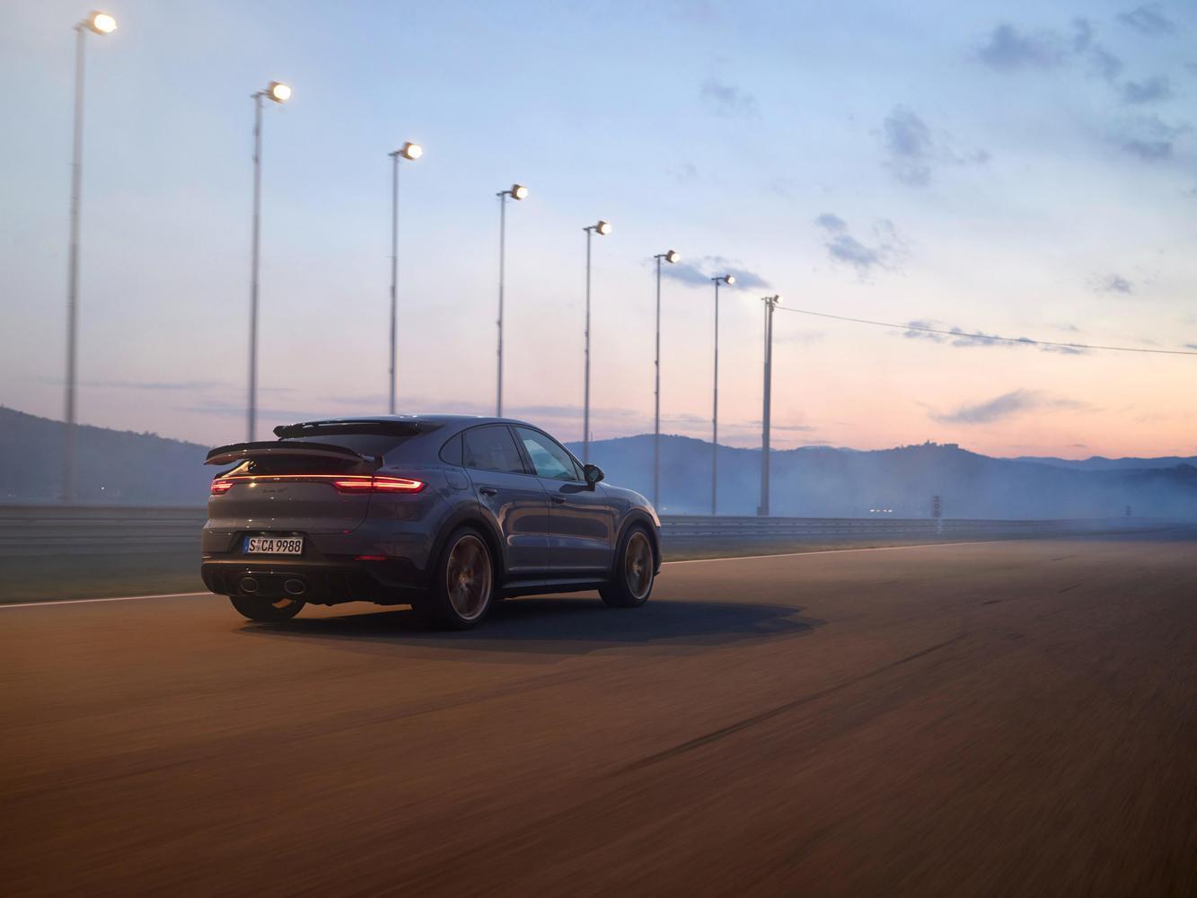 Cayenne Turbo GT搭載4升雙渦輪增壓八缸引擎，輸出640 PS (471kW) 強勁動力，從靜止加速至100 km/h僅需3.3秒。
