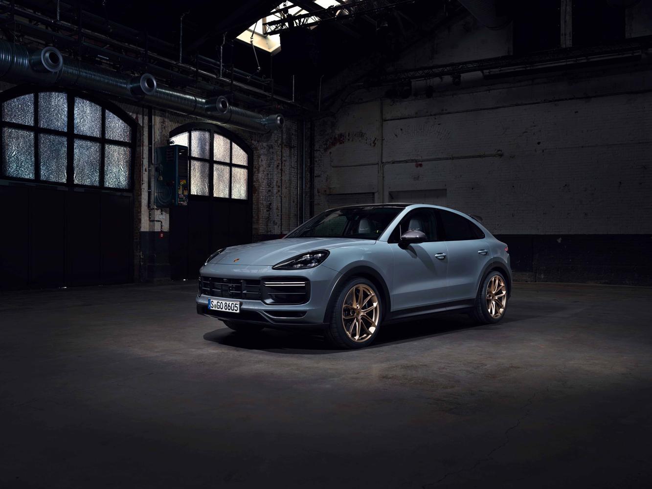 Cayenne Turbo GT擁有四座轎跑專有的運動化線條，碳纖維形塑出的車頂輪廓與專為此車型開發設計的高性能輪胎。