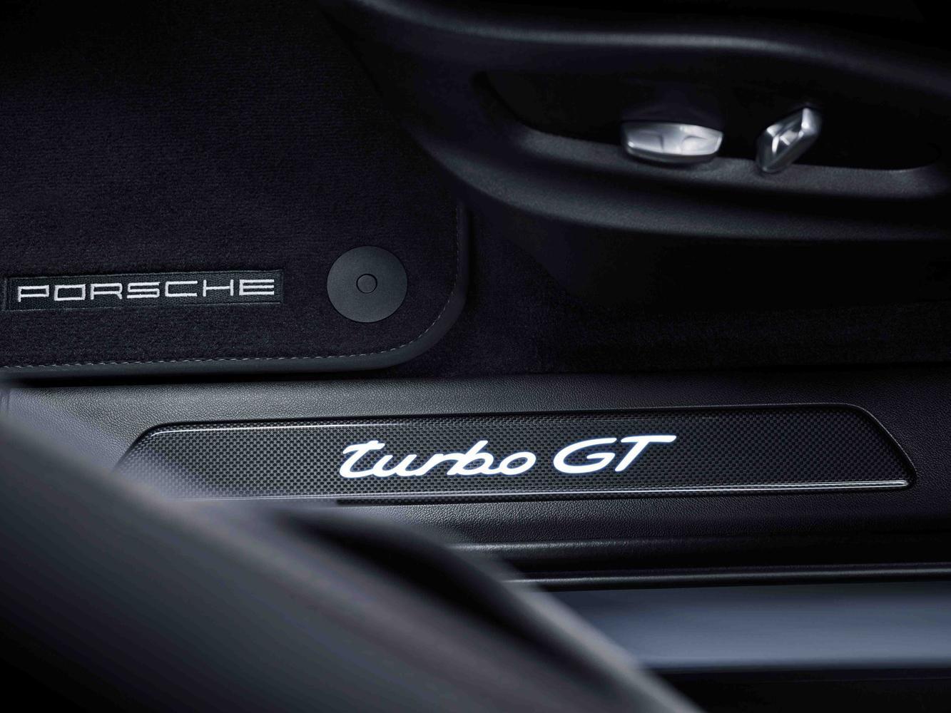 Cayenne Turbo GT 的革新設計展露其無與倫比的運動風格。
