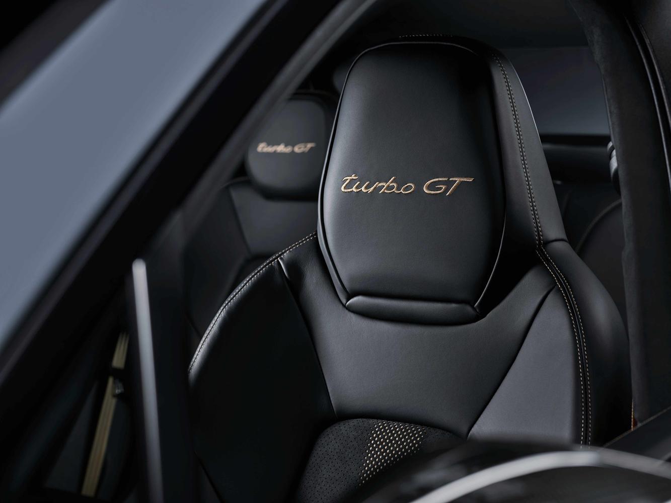 中央椅面採用Alcantara®麂皮包覆，頭枕施以turbo GT字樣，釹銀或冰極灰色更襯運動氣息。